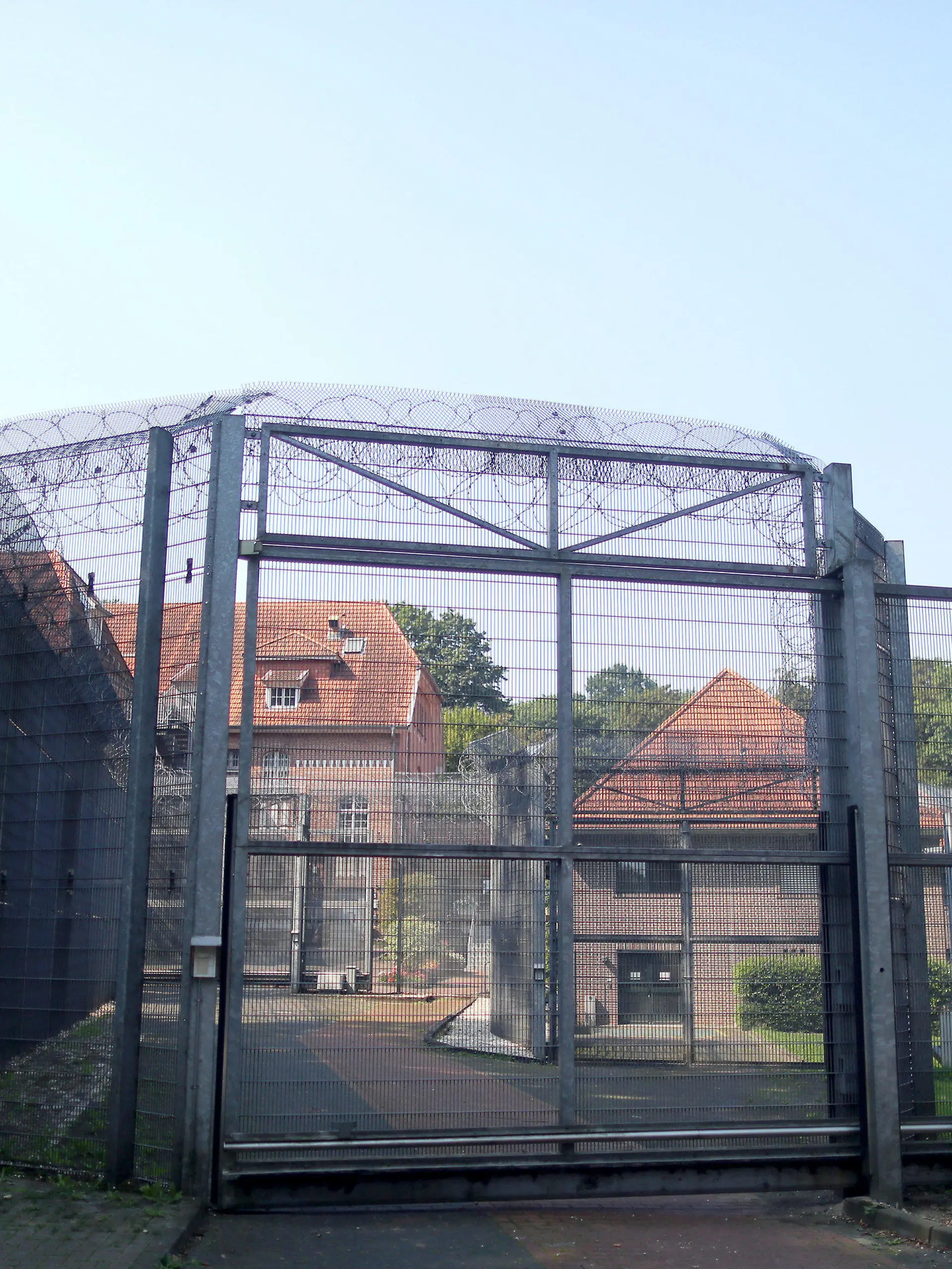 ARCHIV - 26.08.2016, Nordrhein-Westfalen, Bedburg-Hau: Ein Zaun mit Stacheldraht steht vor der forensischen Abteilungen der LVR-Klinik. An dem versuchten Ausbruch aus einer Psychiatrie in Bedburg-Hau am Niederrhein waren nach ersten Ermittlungen mehrere Patienten beteiligt. «Es handelt sich dabei nur um Männer», sagte ein Polizeisprecher am Montagmorgen. «Alle von ihnen sind verurteilte Straftäter.» Offensichtlich hätten die Patienten der LVR-Klinik Bedburg-Hau einen Fluchtplan gehabt.
(zu dpa: "Ausbruchsversuch in Psychiatrie: Mehrere Patienten beteiligt") Foto: Oliver Berg/dpa +++ dpa-Bildfunk +++