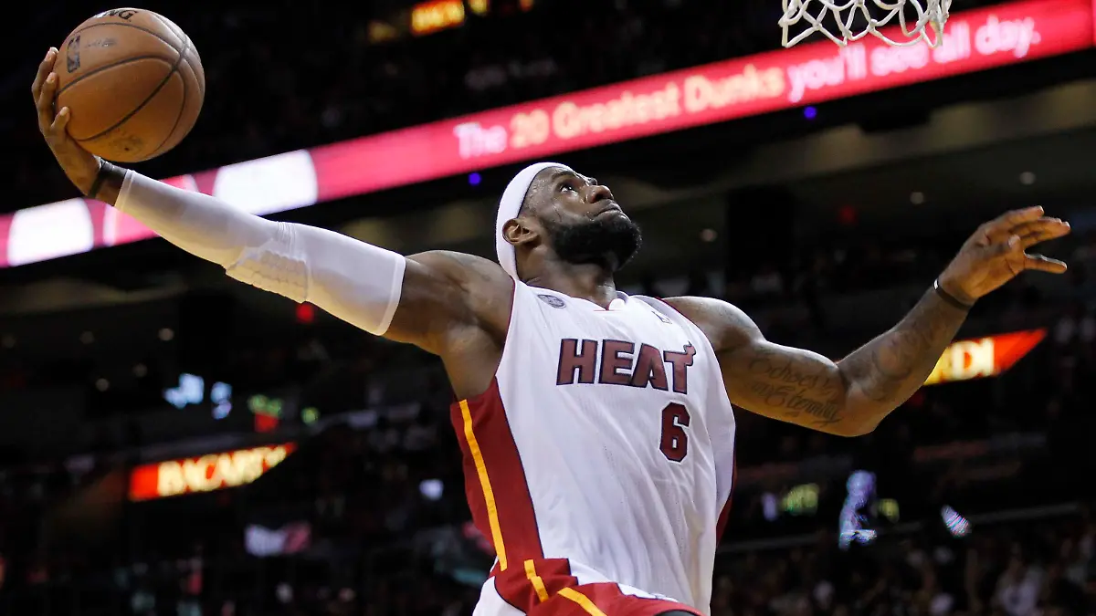 Miami Heat's LeBron James prepares to dunk against the Chicago Bulls in the first half of their NBA basketball game in Miami, Florida April 14, 2013. REUTERS/Andrew Innerarity (UNITED STATES - Tags: SPORT BASKETBALL)