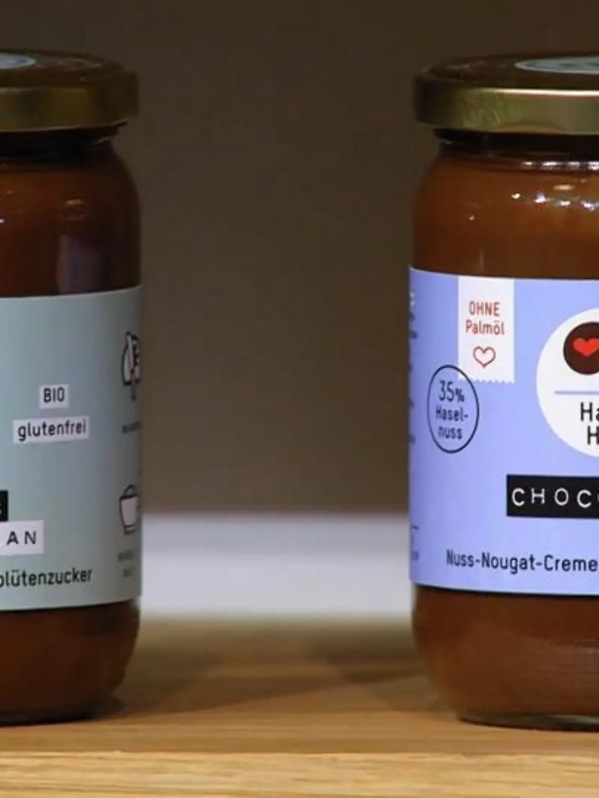 Die Bio-Schokocreme "HaselHerz" kommt ohne Industriezucker und Palmöl aus und ist auch in der veganen Version zu haben. Aber kann sie geschmacklich mit dem Marktführer in Sachen Nuss-Nougat-Aufstrich mithalten? Unsere Testfamilie macht den direkten Vergleich!