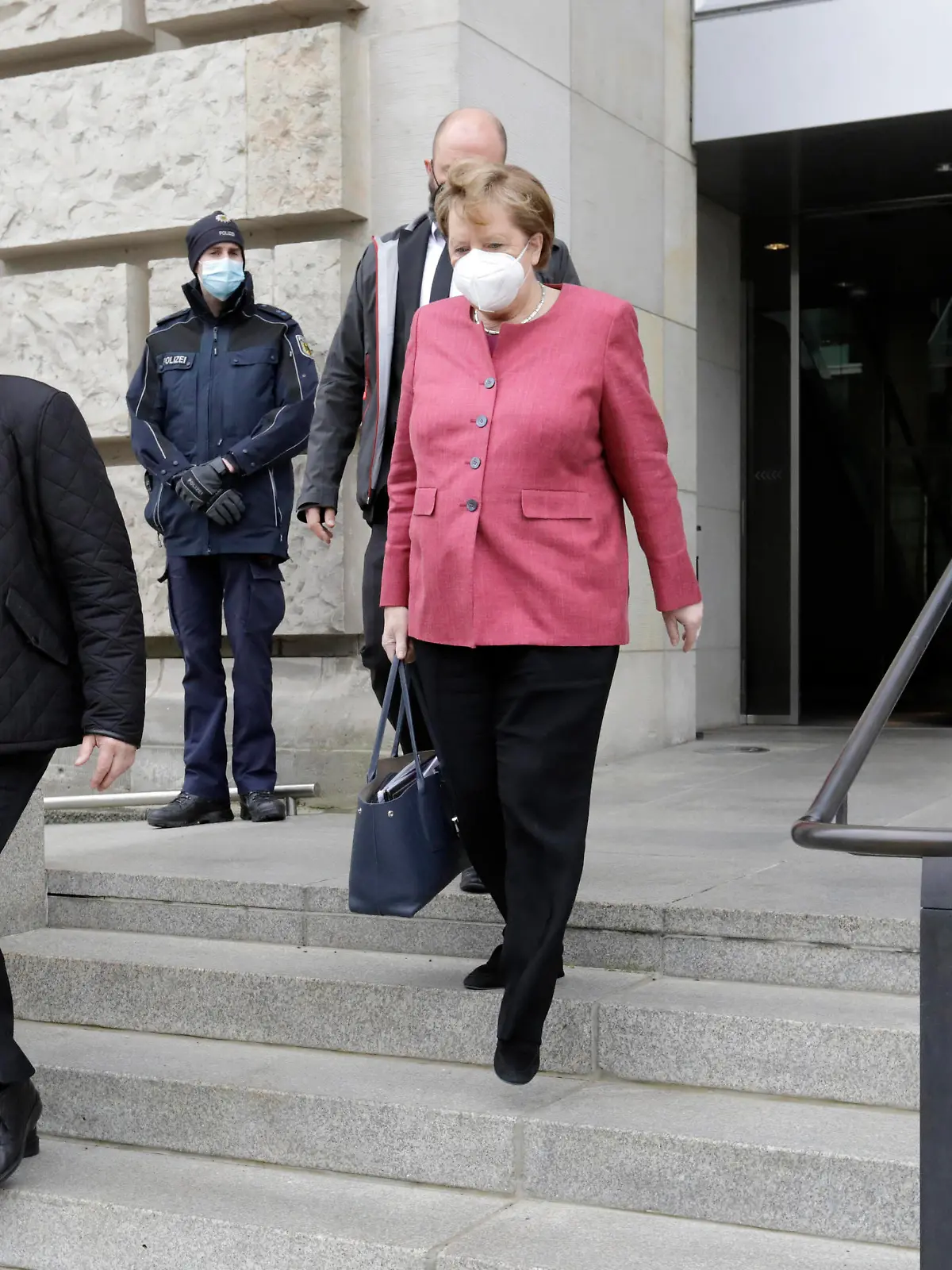  Angela Merkel, Bundeskanzlerin, CDU, verlaesst den Deutschen Bundestag, 222. Bundestagssitzung, DEU, Berlin, 16.04.2021 *** Angela Merkel, Chancellor, CDU, leaves the German Bundestag, 222 Bundestag session, DEU, Berlin, 16 04 2021