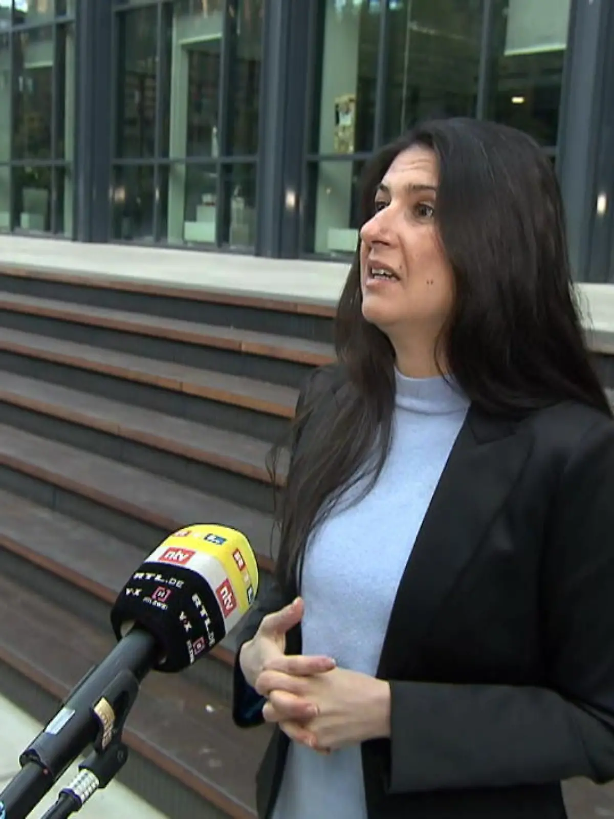 Das Impfen hat offenbar ein Akzeptanzproblem unter Einwanderern. Es sei eine große Herausforderung, bei Migranten für Impfungen zu werben, sagte gestern Gesundheitsminister Spahn. Die Integrationspolitikerin Serap Güler bestätigt den Befund. Dagegen hilft aus ihrer Sicht nur eins: Aufklärung. In den richtigen Sprachen und gegen falsche Vorstellungen.