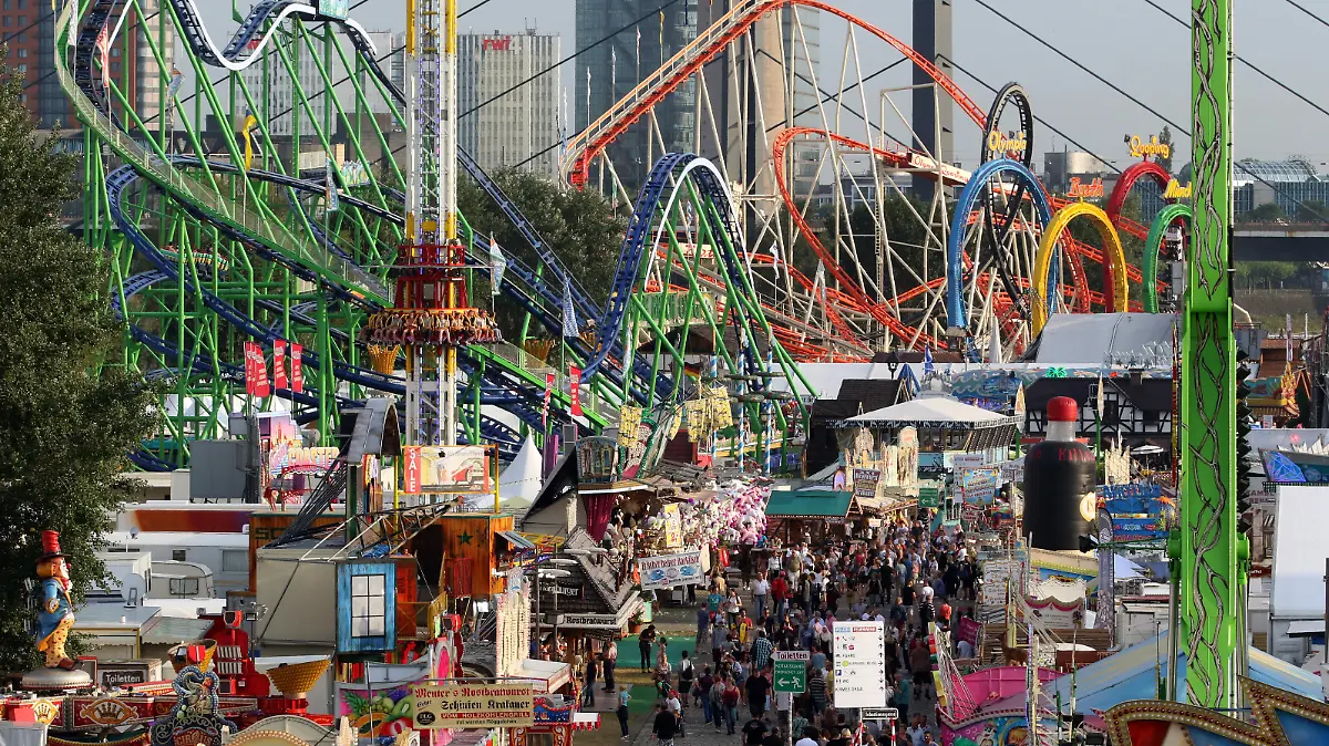 Buntes Treiben: Besucher und Fahrgeschäfte auf der Rheinkirmes