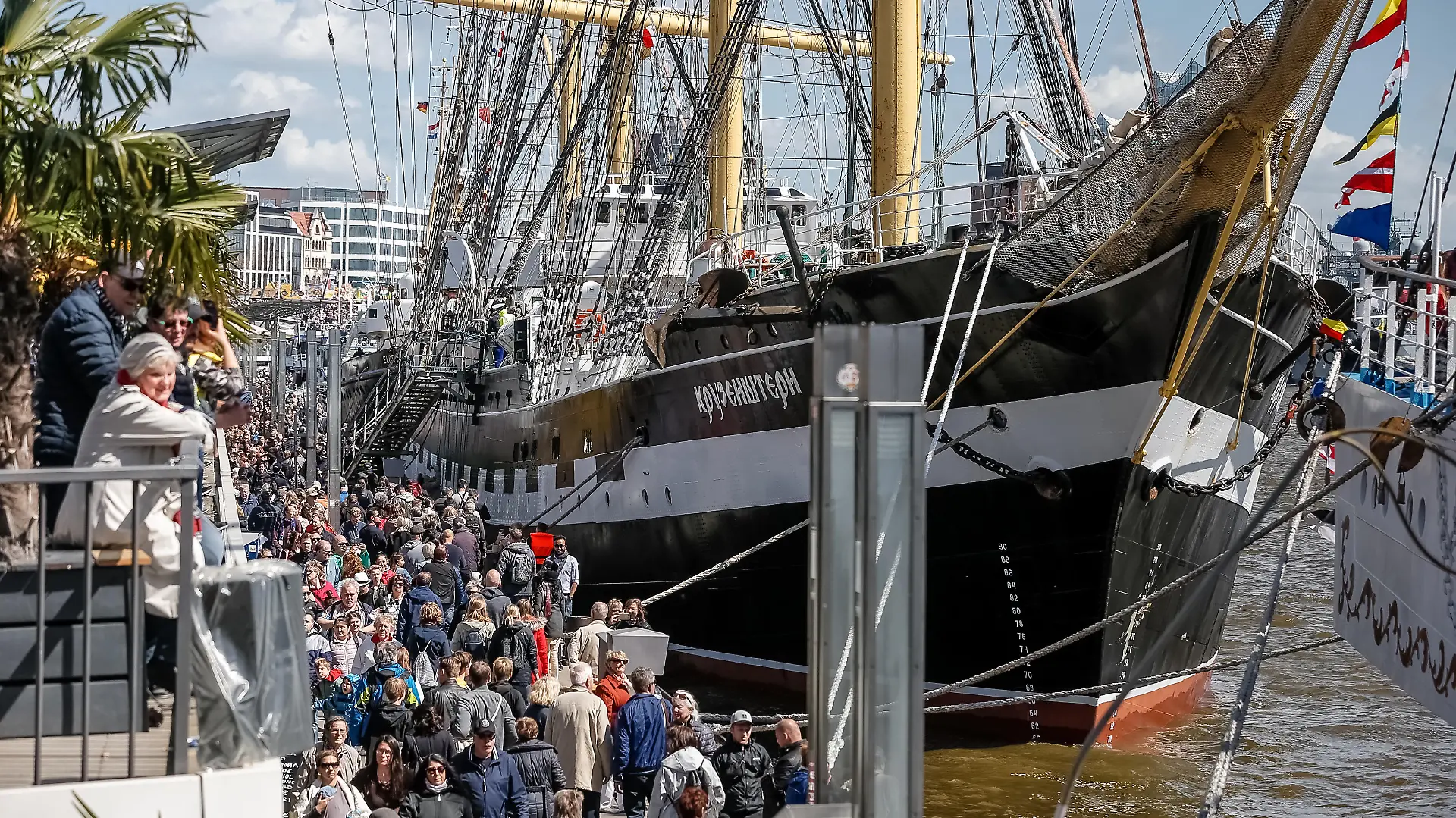 Landungsbrücken: Besucherandrang beim Hamburger Hafengeburtstag