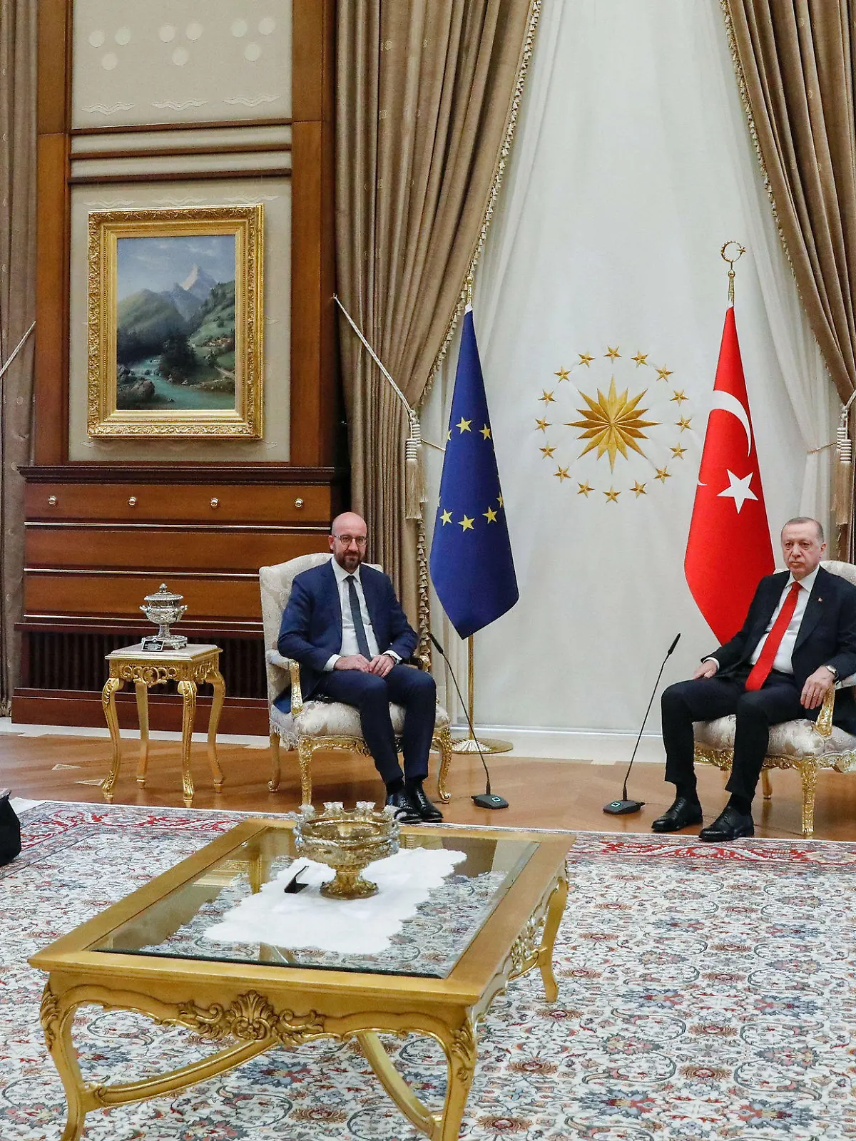 HANDOUT - 06.04.2021, Türkei, Ankara: Dieses vom Europäischen Rat zur Verfügung gestellte Foto zeigt den türkischen Präsidenten Recep Tayyip Erdogan (2.v.r) und den türkischen Außenminister Mevlut Cavusoglu (r) während eines Treffens mit EU-Kommissionspräsidentin Ursula von der Leyen (l) und EU-Ratspräsident Charles Michel (2.v.l.). (zu dpa: «Von der Leyen auf dem Sofa - Türkei verteidigt Sitzordnung ») Foto: Dario Pignatelli/European Council/dpa - ACHTUNG: Nur zur redaktionellen Verwendung im Zusammenhang mit der aktuellen Berichterstattung und nur mit vollständiger Nennung des vorstehenden Credits +++ dpa-Bildfunk +++