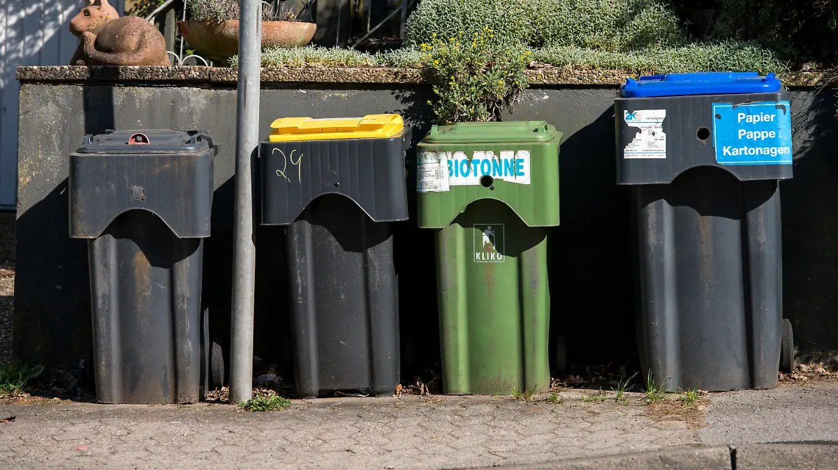 26.04.2021, Saarland, Saarbrücken: Verschiedene Mülltonnen stehe in Saarbrücken am Straßenrand. Foto: Oliver Dietze/dpa +++ dpa-Bildfunk +++