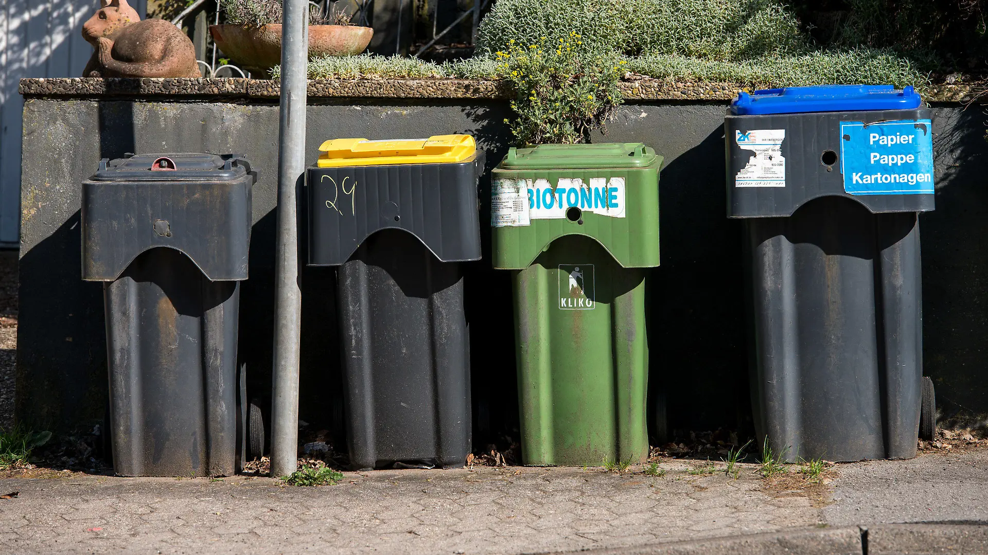 26.04.2021, Saarland, Saarbrücken: Verschiedene Mülltonnen stehe in Saarbrücken am Straßenrand. Foto: Oliver Dietze/dpa +++ dpa-Bildfunk +++
