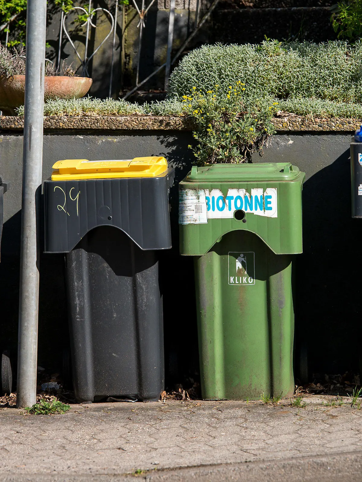 26.04.2021, Saarland, Saarbrücken: Verschiedene Mülltonnen stehe in Saarbrücken am Straßenrand. Foto: Oliver Dietze/dpa +++ dpa-Bildfunk +++