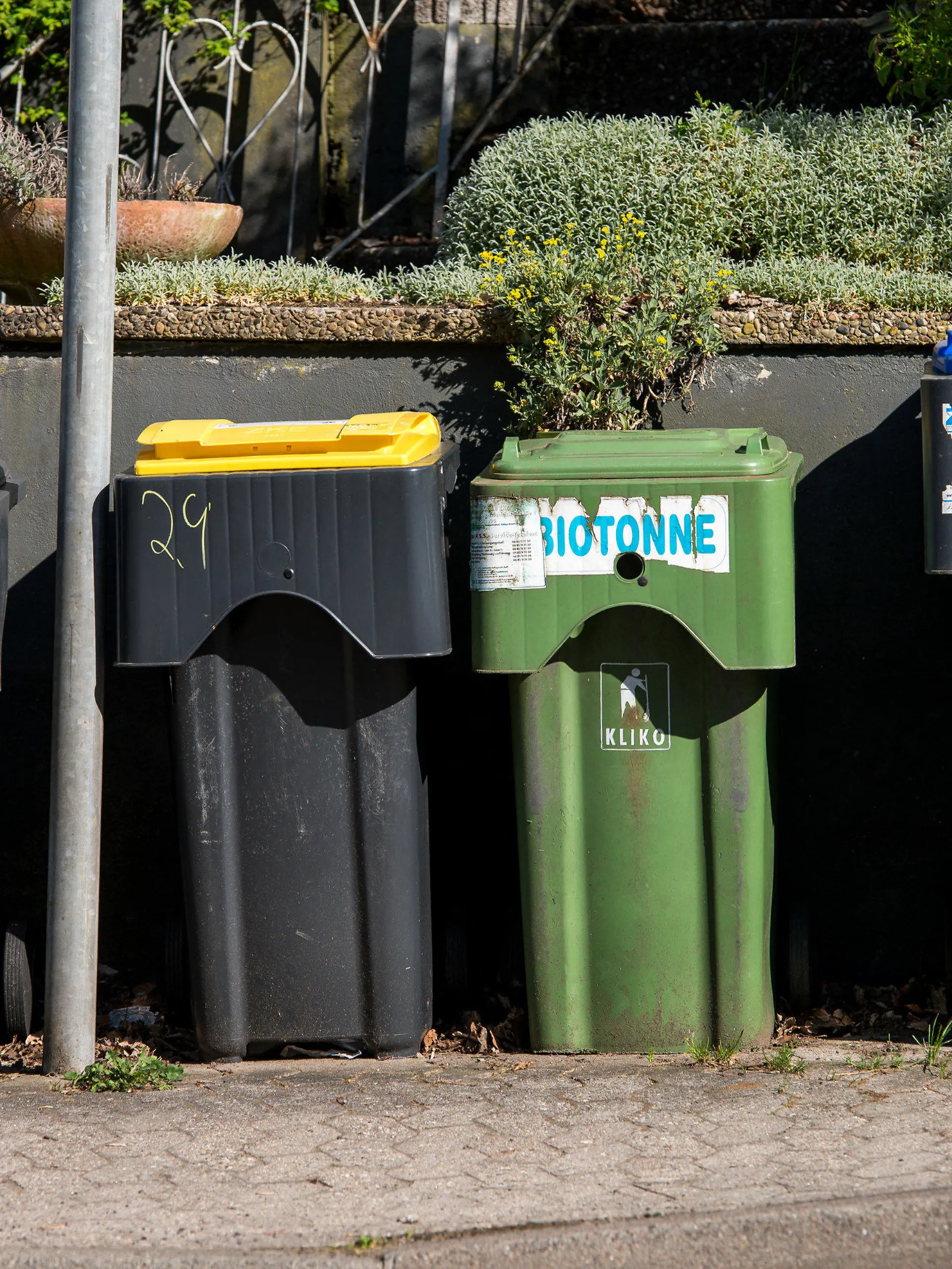 26.04.2021, Saarland, Saarbrücken: Verschiedene Mülltonnen stehe in Saarbrücken am Straßenrand. Foto: Oliver Dietze/dpa +++ dpa-Bildfunk +++
