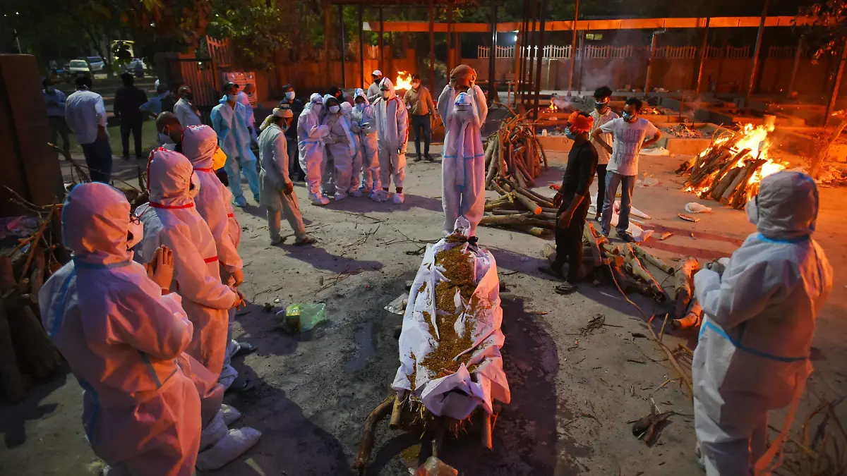  NEW DELHI, INDIA - APRIL 26: Relatives of a Covid-19 victim performing the last rites, at Sarai Kale Khan crematorium, on April 26, 2021 in New Delhi, India. India has registered 2,762 new deaths and 319,315 new infections recording more than 300,000 daily Covid-19 cases for the fifth day in a row, reaching a new record peak. Photo by Amal ks/Hindustan Times Cremation Of Covid-19 Victims PUBLICATIONxNOTxINxIND