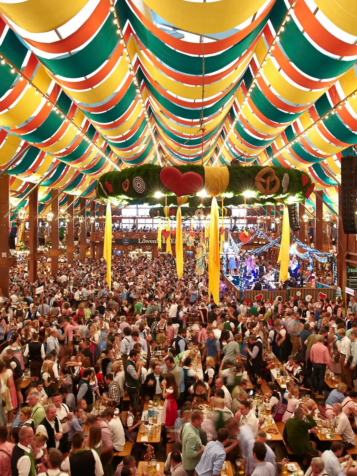 Bierzelt: Feierstimmung auf dem Oktoberfest in München