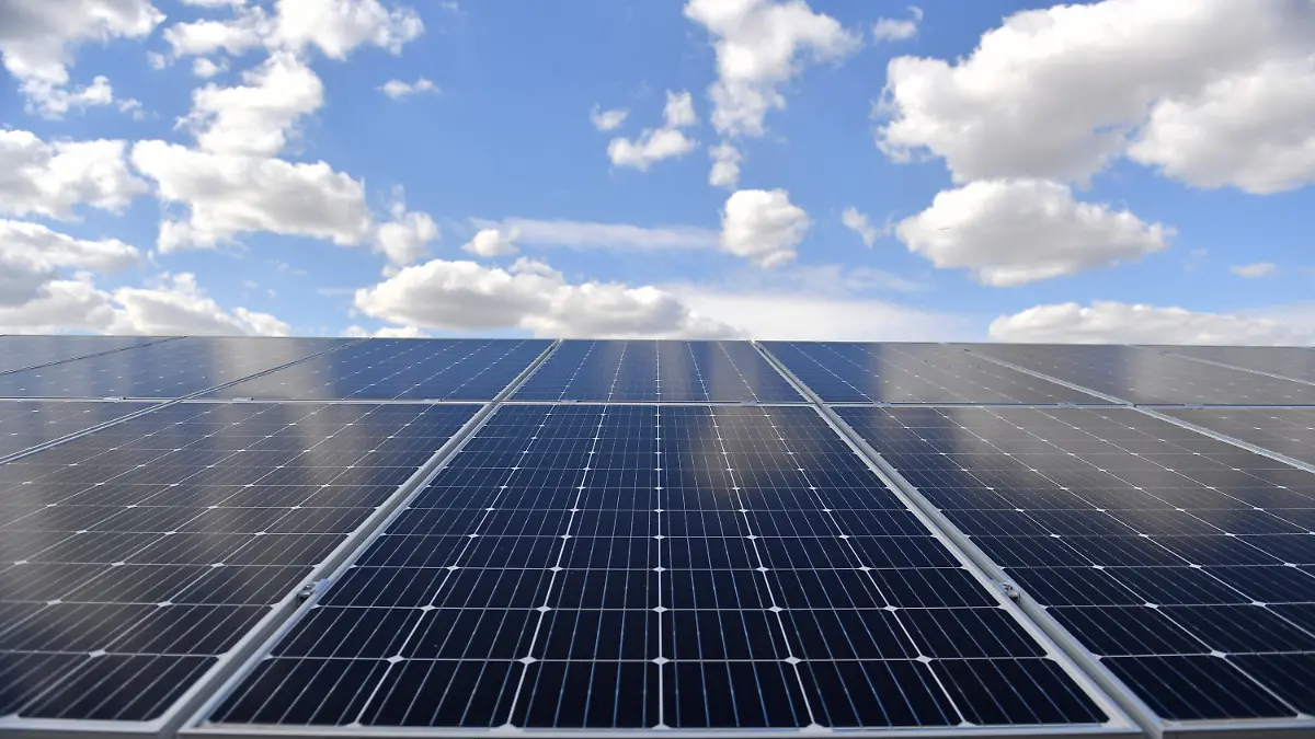 ARCHIV - 30.06.2020, Sachsen-Anhalt, Halle (Saale): Wolken stehen am blauen Himmel über dem neuen Solarpark "Phönix" der Stadtwerke Halle. Die Anlage mit einer Leistung von 10 MW kann etwa 3000 Haushalte mit grünem Strom versorgen. (Zu dpa "UBA: Ökostrom-Anteil im ersten Halbjahr erstmals bei 50 Prozent") Foto: Hendrik Schmidt/dpa-Zentralbild/dpa +++ dpa-Bildfunk +++