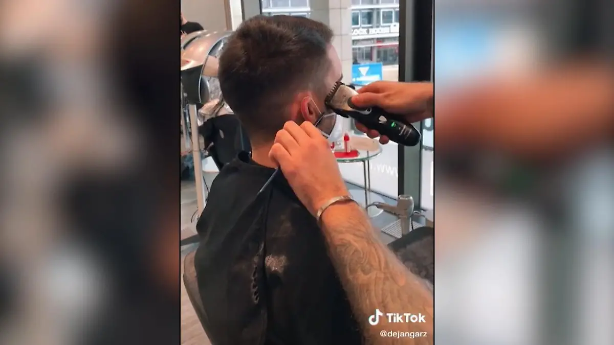 Friseur hält sich Maske aus Arbeitsbereich Trick im Video