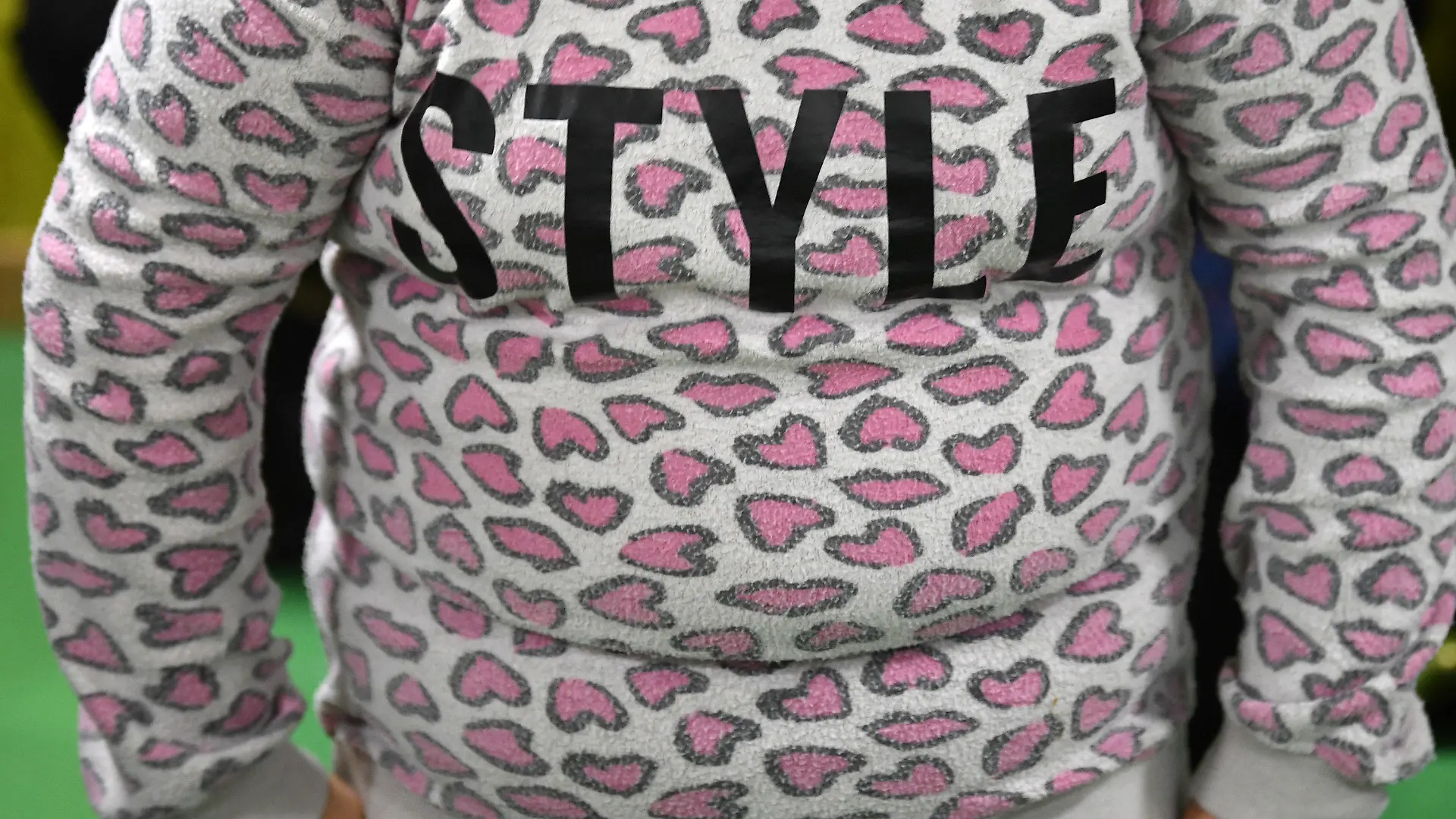ARCHIV - 09.10.2017, Brandenburg, Potsdam: Ein übergewichtiges Kind trägt einen Pulli mit dem Schriftzug «Style». Immer mehr Kinder im Norden sind zu dick und die Zahlen sind in den vergangenen zehn Jahren deutlich angestiegen. (zu dpa «Mehr Kinder im Norden sind zu dick - Corona hat beschleunigt») Foto: Ralf Hirschberger/dpa +++ dpa-Bildfunk +++