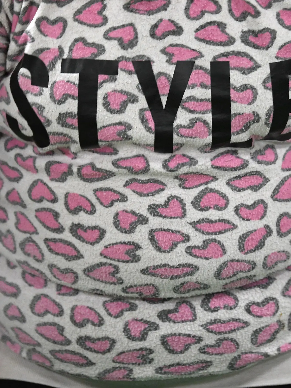 ARCHIV - 09.10.2017, Brandenburg, Potsdam: Ein übergewichtiges Kind trägt einen Pulli mit dem Schriftzug «Style». Immer mehr Kinder im Norden sind zu dick und die Zahlen sind in den vergangenen zehn Jahren deutlich angestiegen. (zu dpa «Mehr Kinder im Norden sind zu dick - Corona hat beschleunigt») Foto: Ralf Hirschberger/dpa +++ dpa-Bildfunk +++