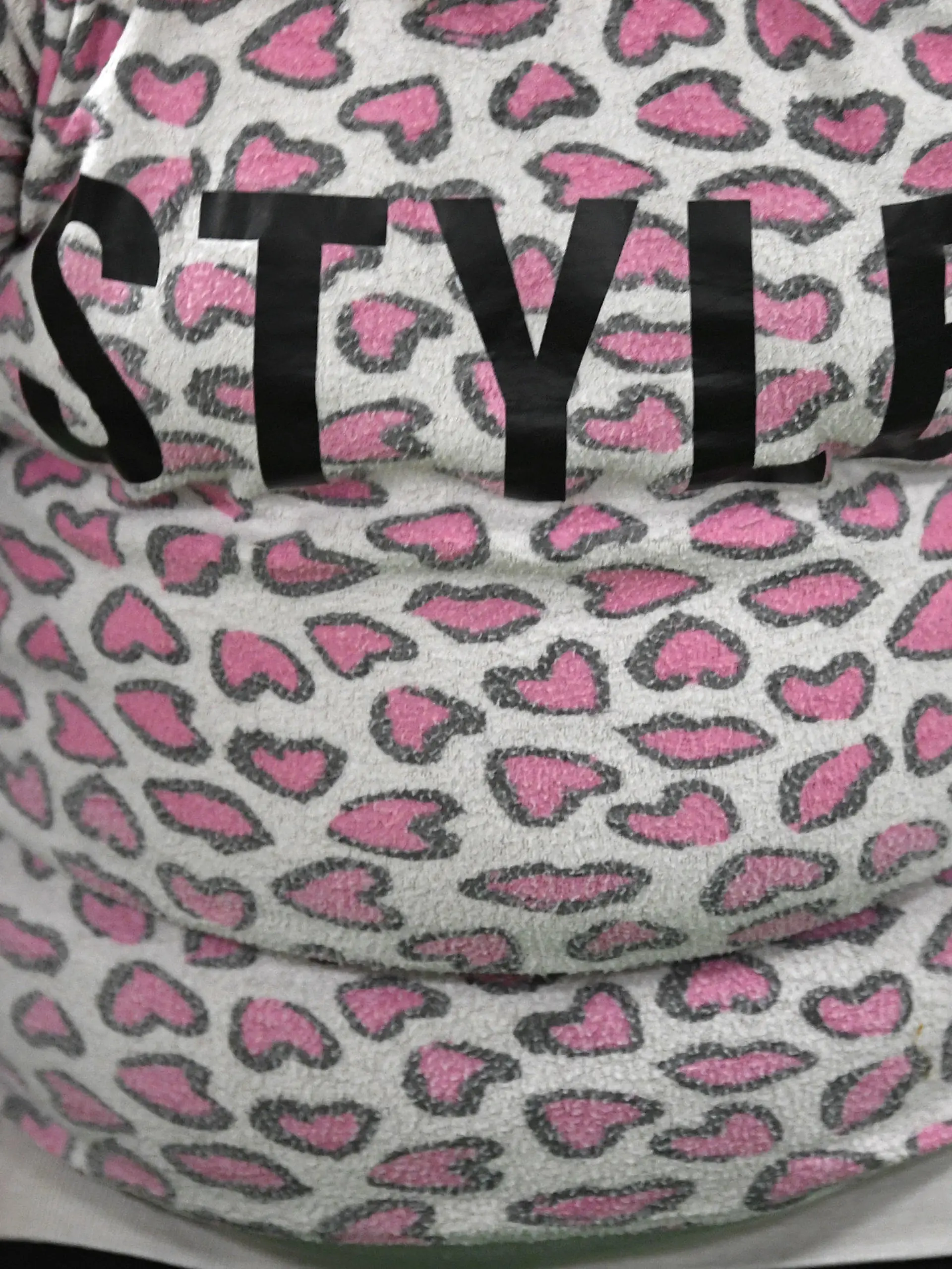 ARCHIV - 09.10.2017, Brandenburg, Potsdam: Ein übergewichtiges Kind trägt einen Pulli mit dem Schriftzug «Style». Immer mehr Kinder im Norden sind zu dick und die Zahlen sind in den vergangenen zehn Jahren deutlich angestiegen. (zu dpa «Mehr Kinder im Norden sind zu dick - Corona hat beschleunigt») Foto: Ralf Hirschberger/dpa +++ dpa-Bildfunk +++
