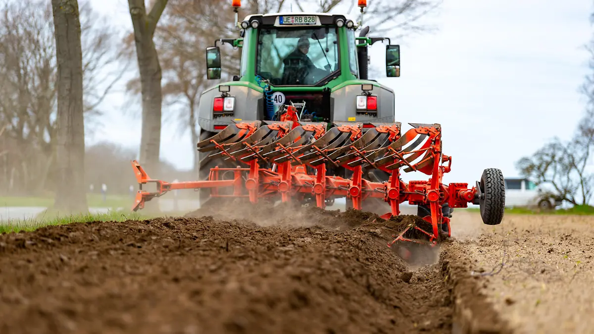 17.04.2021, Niedersachsen, Allenbostel: Ein Landwirt pflügt mit seinem Trecker ein Feld. In den kommenden Tagen werden auf dem Feld Kartoffeln gepflanzt. Foto: Philipp Schulze/dpa +++ dpa-Bildfunk +++