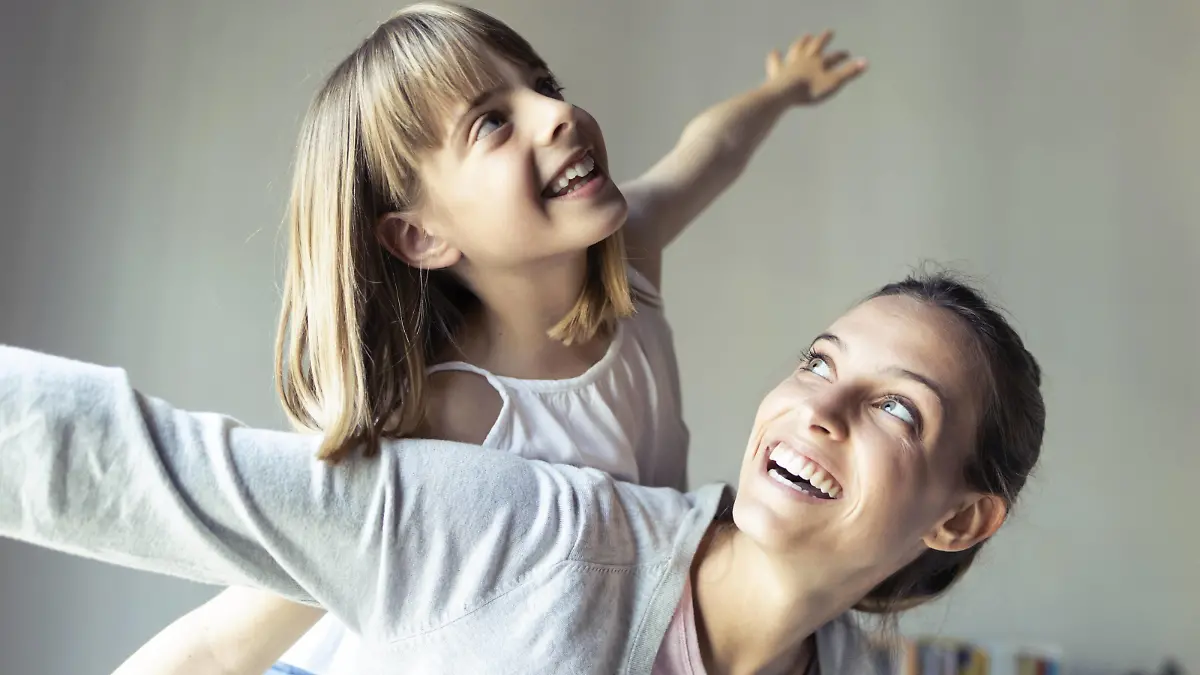  Mother and daughter playing at home, pretending to fly model released Symbolfoto PUBLICATIONxINxGERxSUIxAUTxHUNxONLY JSRF00185