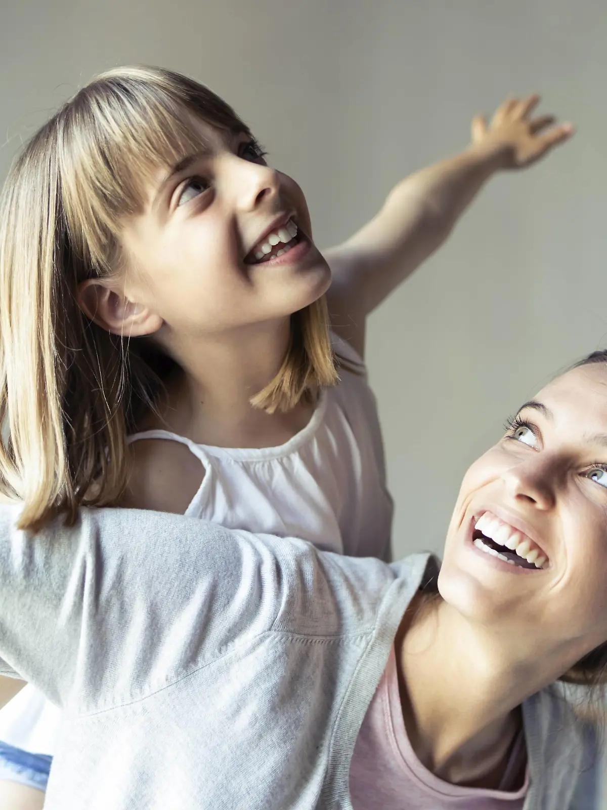  Mother and daughter playing at home, pretending to fly model released Symbolfoto PUBLICATIONxINxGERxSUIxAUTxHUNxONLY JSRF00185