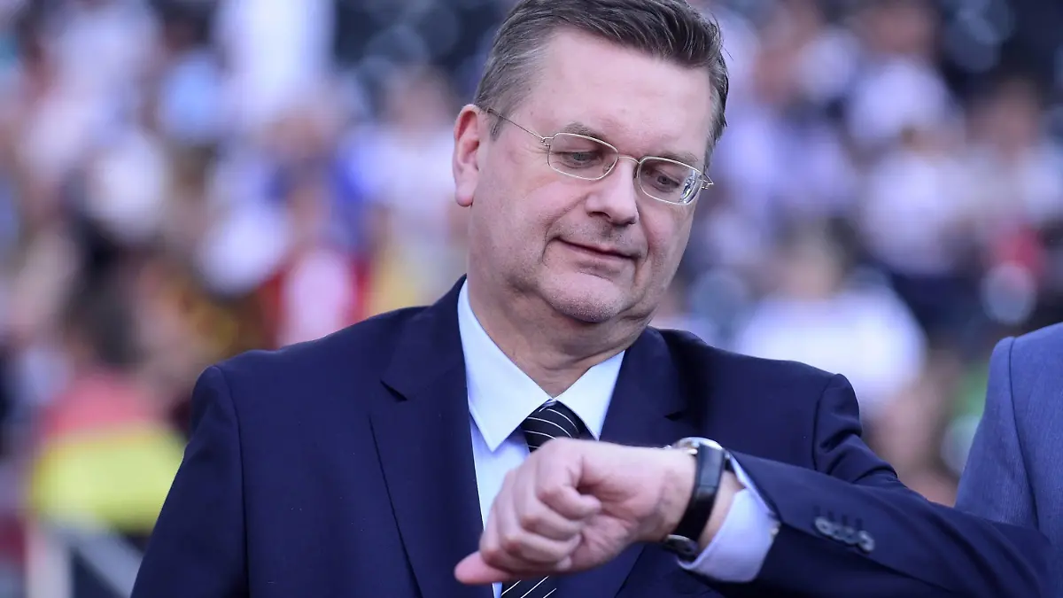 Fussball Laenderspiel WM-Qualifikation Deutschland - San Marino am 10.06.2017 im Stadion Nuernberg in Nuernberg Reinhard Grindel ( Praesident DFB ) schaut auf die Uhr xPBJPGx