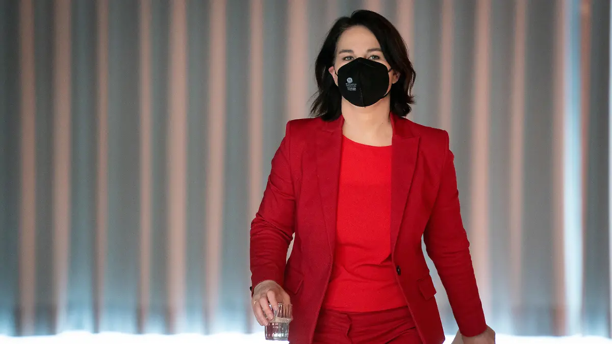 26.04.2021, Berlin: Annalena Baerbock, Bundesvorsitzende von Bündnis 90/Die Grünen und Kanzlerkandidatin der Partei, verlässt nach der Vorstandssitzung ihrer Partei die digitale Pressekonferenz. Foto: Kay Nietfeld/dpa +++ dpa-Bildfunk +++