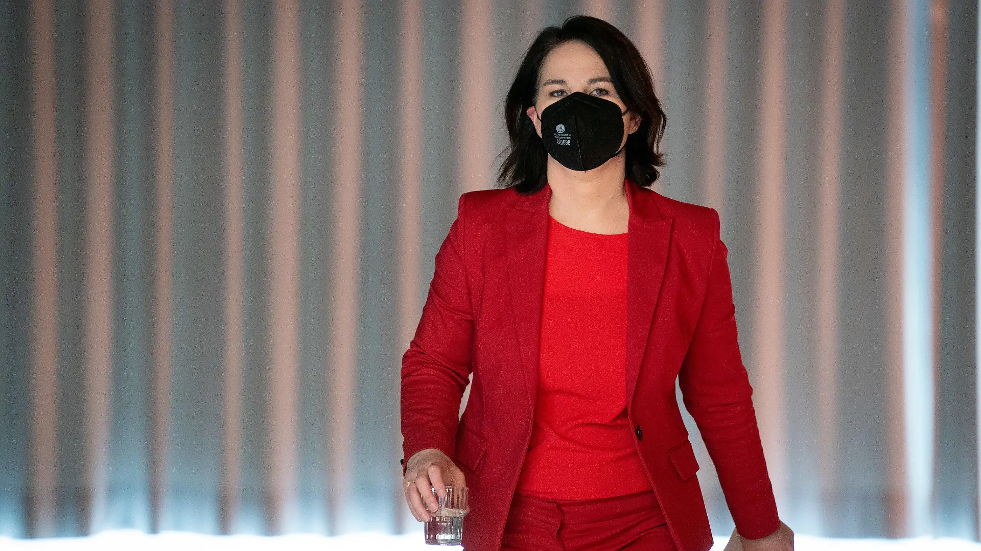 26.04.2021, Berlin: Annalena Baerbock, Bundesvorsitzende von Bündnis 90/Die Grünen und Kanzlerkandidatin der Partei, verlässt nach der Vorstandssitzung ihrer Partei die digitale Pressekonferenz. Foto: Kay Nietfeld/dpa +++ dpa-Bildfunk +++