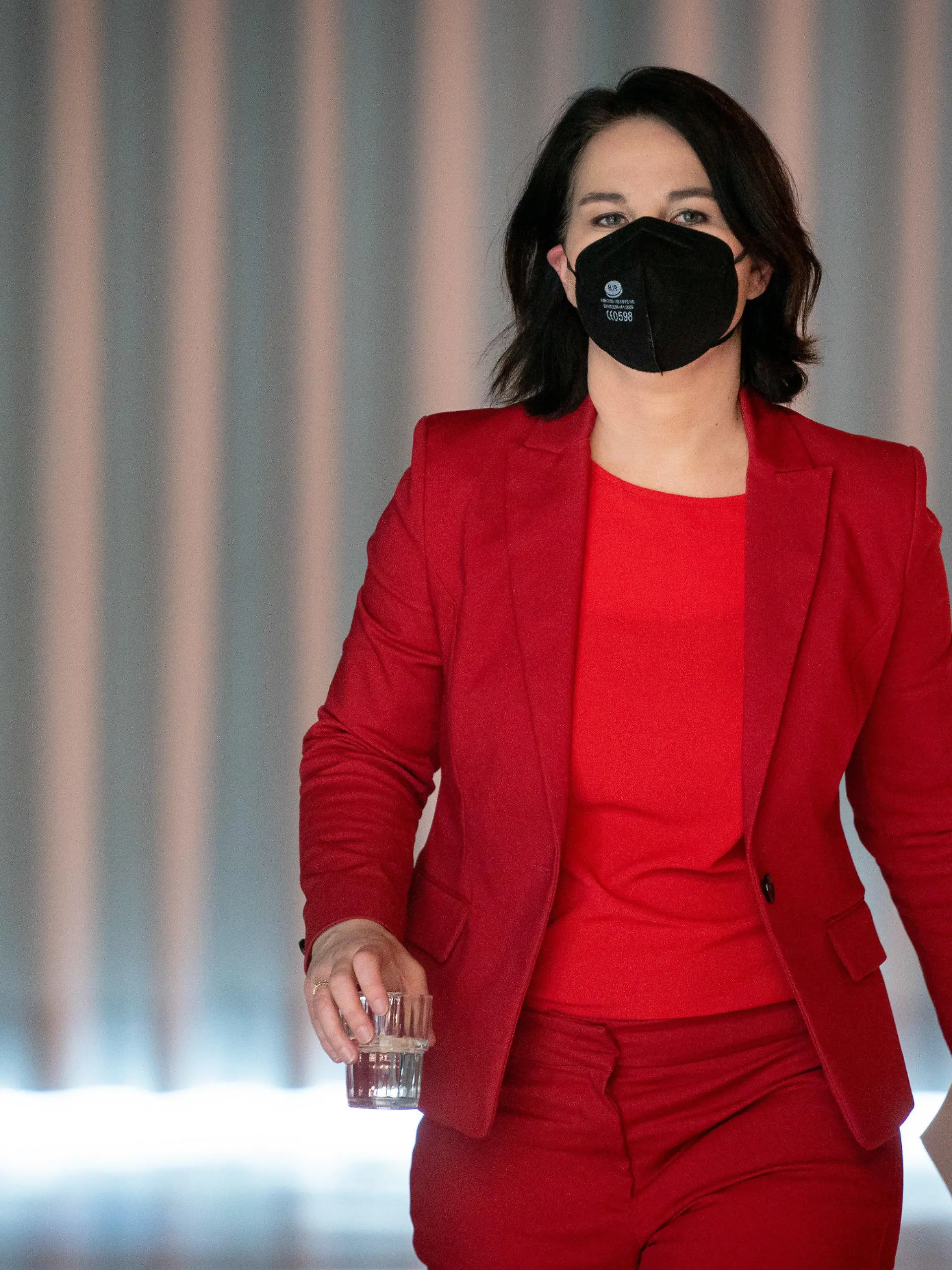 26.04.2021, Berlin: Annalena Baerbock, Bundesvorsitzende von Bündnis 90/Die Grünen und Kanzlerkandidatin der Partei, verlässt nach der Vorstandssitzung ihrer Partei die digitale Pressekonferenz. Foto: Kay Nietfeld/dpa +++ dpa-Bildfunk +++