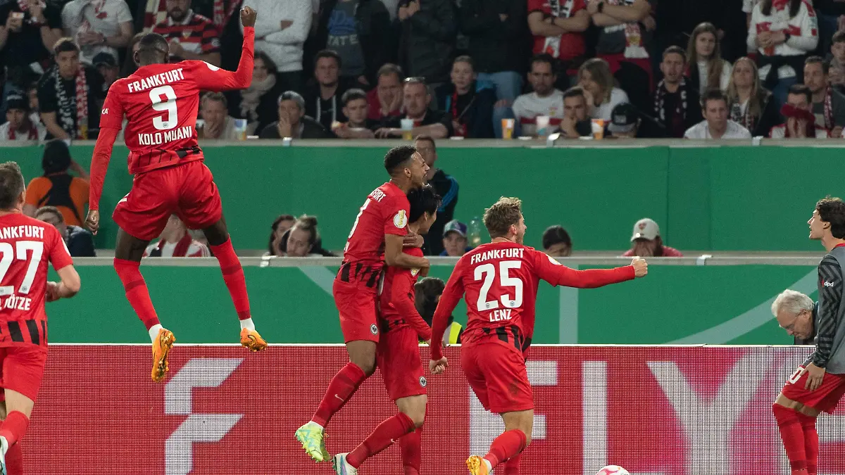 Tor zum 1:2 durch Daichi Kamada Eintracht Frankfurt, 15, Jubl Mario Goetze Eintracht Frankfurt, 27, Randal Kolo Muani Eintracht Frankfurt, 09, Djibril Sow Eintracht Frankfurt, 08, Daichi Kamada Eintracht Frankfurt, 15, Christopher Lenz Eintracht Frankfurt, 25, VfB Stuttgart vs Eintracht Frankfurt, Fussball, Herren, DFB-Pokal, Halbfinale, Saison 22/23, GER, 03.05.2023, DFL/DFB REGULATIONS PROHIBIT ANY USE OF PHOTOGRAPHS AS IMAGE SEQUENCES AND/OR QUASI-VIDEO, VfB Stuttgart vs Eintracht Frankfurt, Fussball, Herren, DFB-Pokal, Halbfinale, Saison 22/23, GER, 03.05.2023 Stuttgart *** Goal to 1 2 by Daichi Kamada Eintracht Frankfurt, 15 , Jubl Mario Goetze Eintracht Frankfurt, 27 , Randal Kolo Muani Eintracht Frankfurt, 09 , Djibril Sow Eintracht Frankfurt, 08 , Daichi Kamada Eintracht Frankfurt, 15 , Christopher Lenz Eintracht Frankfurt, 25 , VfB Stuttgart vs Eintracht Frankfurt, Football, Men, DFB Pokal, Semifinals, Season 22 23, GER, 03 05 2023, DFL DFB REGULATES PROHIBIT ANY USE OF PHOTOGRAPHS AS IMAGE SEQUENCES AND OR QUASI VIDEO, VfB Stuttgart vs Eintracht Frankfurt, Football, Men, DFB Pokal, Semifinals, Season 22 23, GER, 03 05 2023 Stuttgart Copyright: xEibner-Pressefoto/WolfgangxFrankx EP_EER