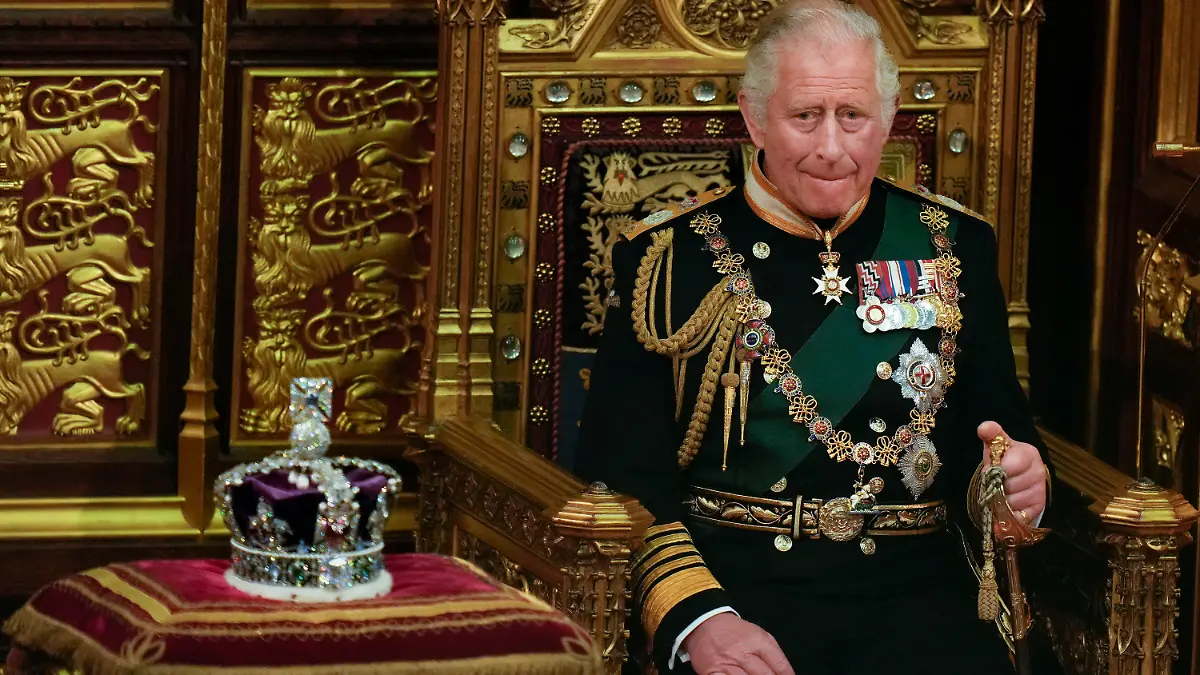 ARCHIV - 10.05.2022, Großbritannien, London: Der damalige Prinz Charles sitzt neben der Krone der Königin während der Eröffnung des Parlaments in Westminster. Weniger als zwei Wochen vor der geplanten Krönung von König Charles III. am 6. Mai 2023 haben Meinungsumfragen an der Begeisterung der Briten für ihr Königshaus Zweifel aufkommen lassen. (zu dpa «Countdown zu Krönung von Charles III. läuft - Monarchie in der Krise?») Foto: Alastair Grant/AP POOL/dpa +++ dpa-Bildfunk +++