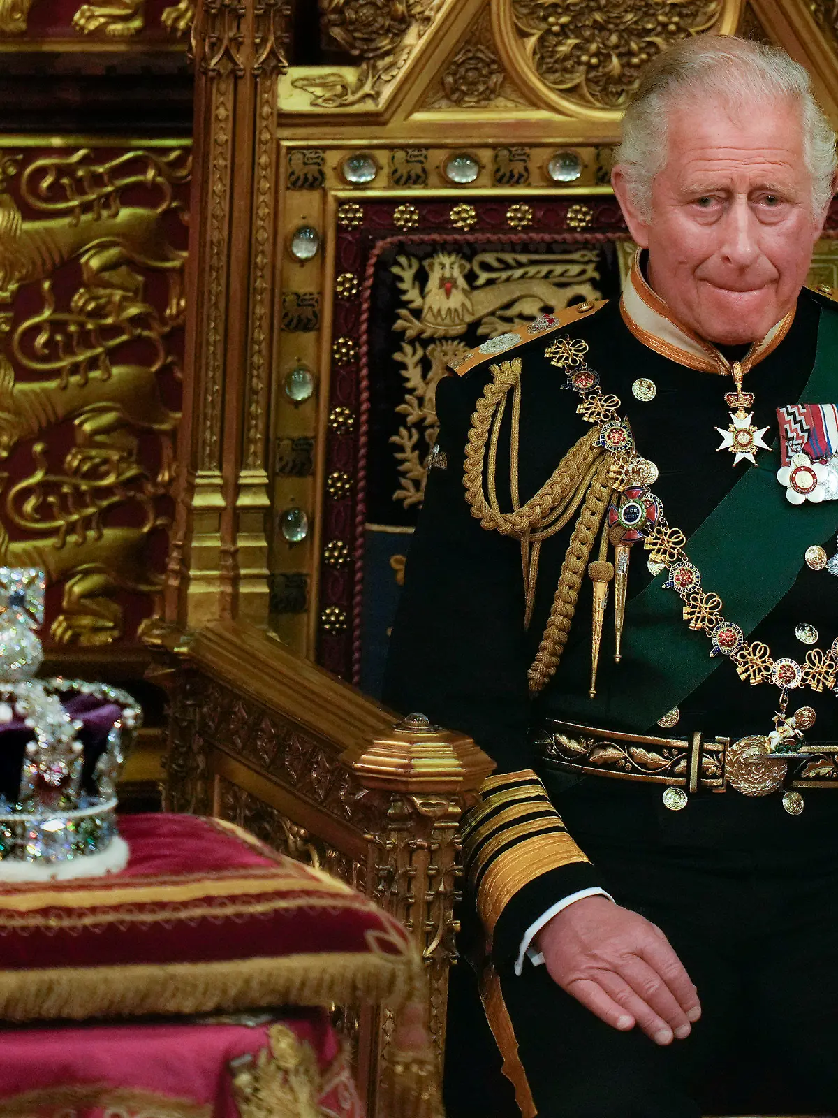 ARCHIV - 10.05.2022, Großbritannien, London: Der damalige Prinz Charles sitzt neben der Krone der Königin während der Eröffnung des Parlaments in Westminster. Weniger als zwei Wochen vor der geplanten Krönung von König Charles III. am 6. Mai 2023 haben Meinungsumfragen an der Begeisterung der Briten für ihr Königshaus Zweifel aufkommen lassen. (zu dpa «Countdown zu Krönung von Charles III. läuft - Monarchie in der Krise?») Foto: Alastair Grant/AP POOL/dpa +++ dpa-Bildfunk +++