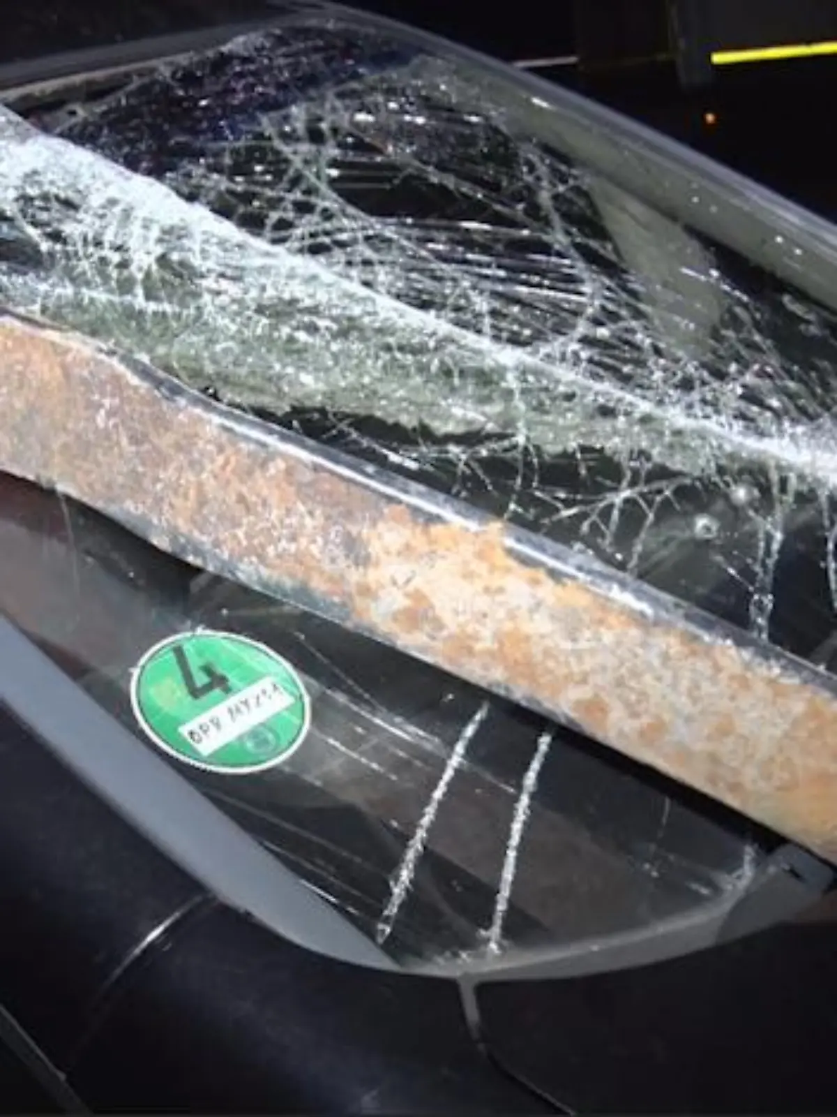 Dieses Stahlteil durchschlug die Windschutzscheibe des Fahrers und bohrte sich in den Beifahrersitz.