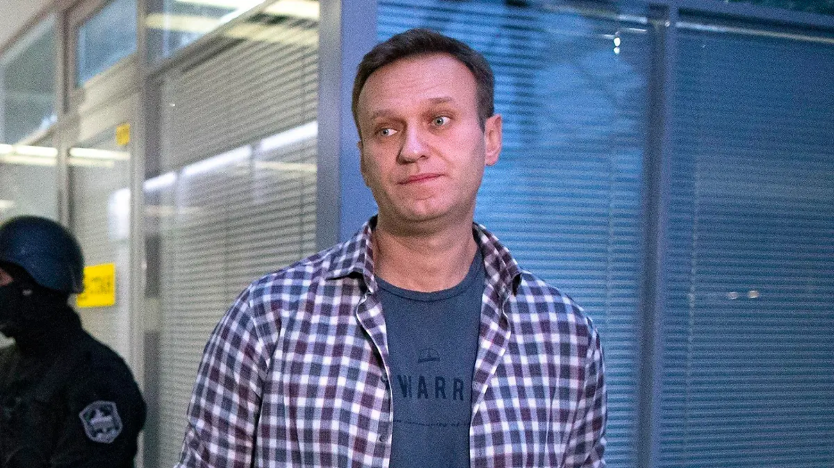 ARCHIV - 26.12.2019, Russland, Moskau: Der russische Oppositionsführer Alexej Nawalny gibt vor Sicherheitsbeamten eine Pressekonferenz, die vor dem Büro der Stiftung zur Bekämpfung der Korruption Wache stehen. Ein Gericht in Moskau hat entschieden, die Aktivitäten einer Organisation einzuschränken, die von Russlands inhaftiertem Oppositionsführer Nawalny gegründet wurde, bis eine Entscheidung darüber vorliegt, ob sie als extremistische Gruppe verboten werden sollte. Foto: Alexander Zemlianichenko/AP/dpa +++ dpa-Bildfunk +++