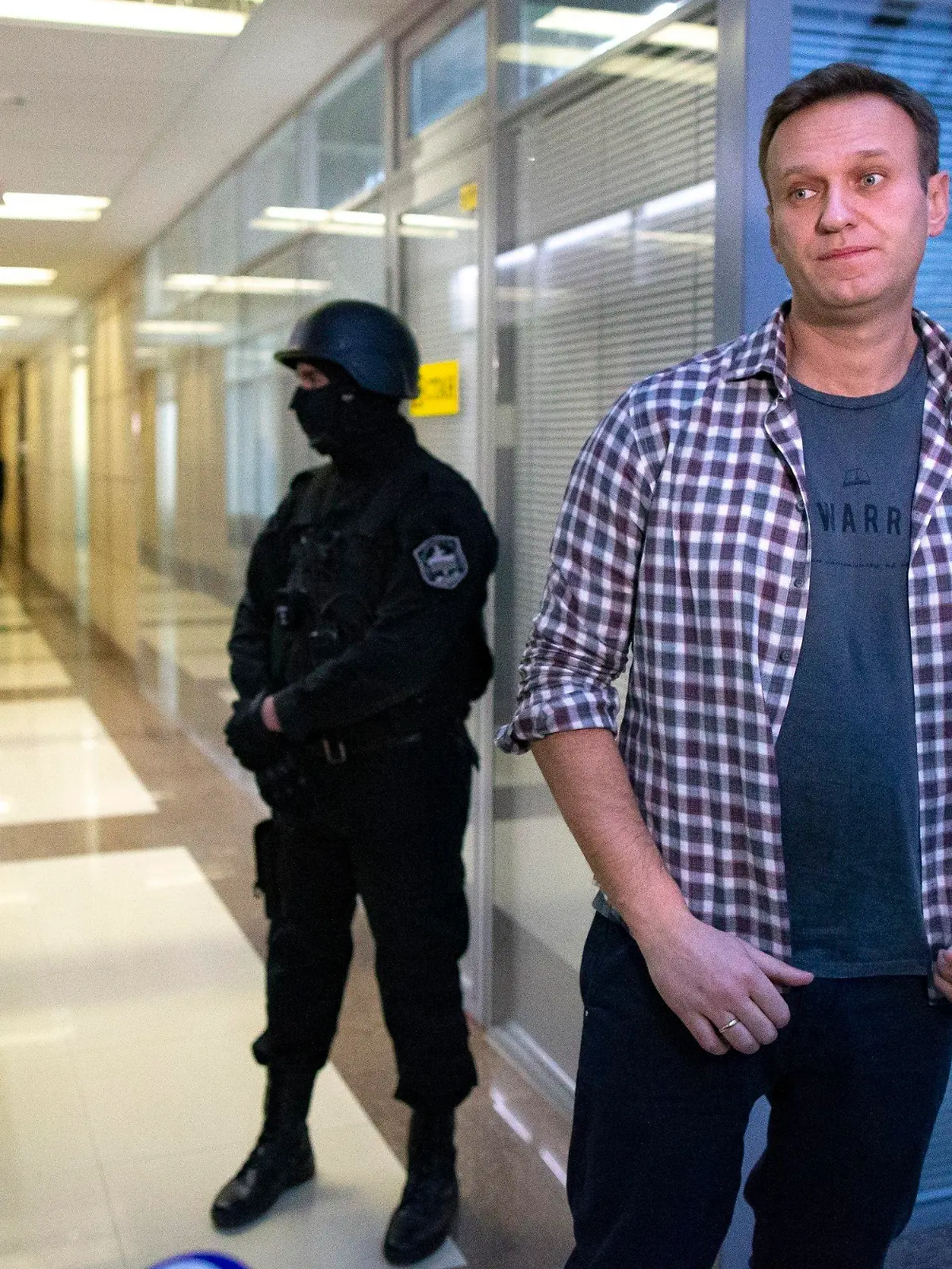 ARCHIV - 26.12.2019, Russland, Moskau: Der russische Oppositionsführer Alexej Nawalny gibt vor Sicherheitsbeamten eine Pressekonferenz, die vor dem Büro der Stiftung zur Bekämpfung der Korruption Wache stehen. Ein Gericht in Moskau hat entschieden, die Aktivitäten einer Organisation einzuschränken, die von Russlands inhaftiertem Oppositionsführer Nawalny gegründet wurde, bis eine Entscheidung darüber vorliegt, ob sie als extremistische Gruppe verboten werden sollte. Foto: Alexander Zemlianichenko/AP/dpa +++ dpa-Bildfunk +++