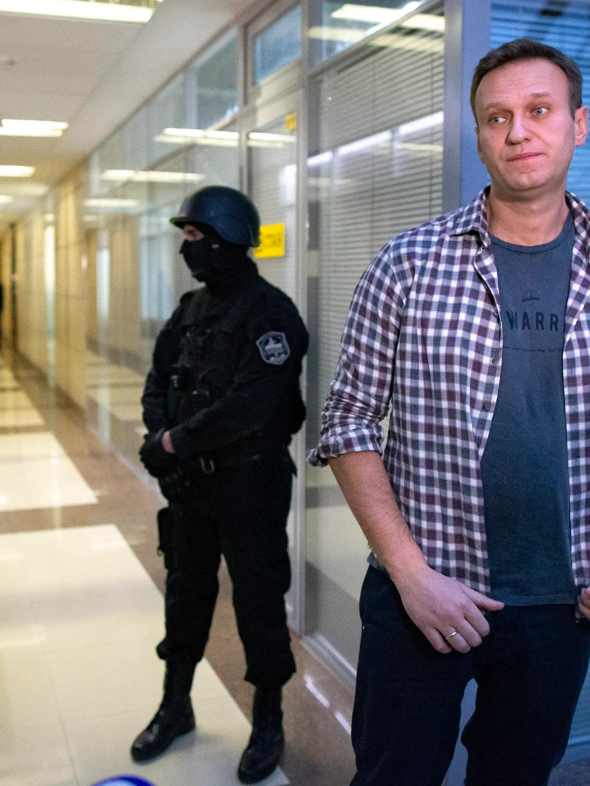 ARCHIV - 26.12.2019, Russland, Moskau: Der russische Oppositionsführer Alexej Nawalny gibt vor Sicherheitsbeamten eine Pressekonferenz, die vor dem Büro der Stiftung zur Bekämpfung der Korruption Wache stehen. Ein Gericht in Moskau hat entschieden, die Aktivitäten einer Organisation einzuschränken, die von Russlands inhaftiertem Oppositionsführer Nawalny gegründet wurde, bis eine Entscheidung darüber vorliegt, ob sie als extremistische Gruppe verboten werden sollte. Foto: Alexander Zemlianichenko/AP/dpa +++ dpa-Bildfunk +++