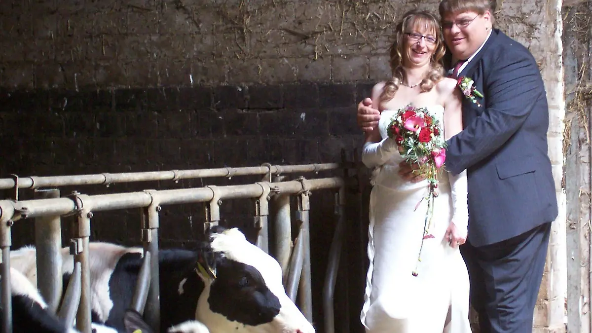 Bauer Maik aus der dritten Staffel hat zwar nicht in der Sendung die große Liebe gefunden, dafür aber danach. Judith ist durch "Bauer sucht Frau" aufmerksam geworden, danach hat es so richtig gefunkt zwischen den beiden - Hochzeit inklusive. RTL war dabei und zeigt die ganze romantische Hochzeit, bei der das ganze Dorf auf den Beinen war und mitfeierte.