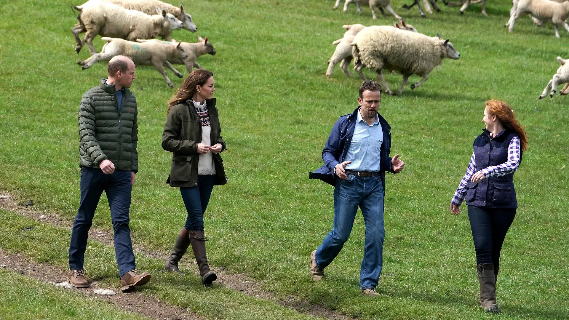 27.04.2021, Großbritannien, Darlington: Prinz William (l-r), Herzog von Cambridge, und Prinz Kate, Herzogin von Cambridge, gehen mit Landwirt Stewart Chapman und seiner Frau Clare Wise während ihres Besuchs auf der Manor Farm über eine Wiese. Foto: Owen Humphreys/PA Wire/dpa +++ dpa-Bildfunk +++