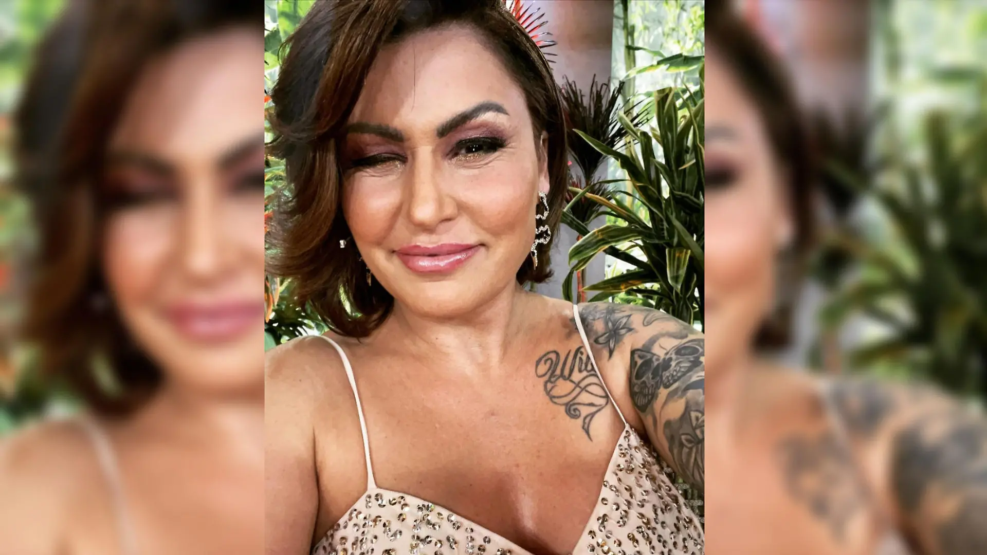 Selfie von Jasmin Herren, auf dem sie mit dunklen Haaren in die Kamera lächelt.