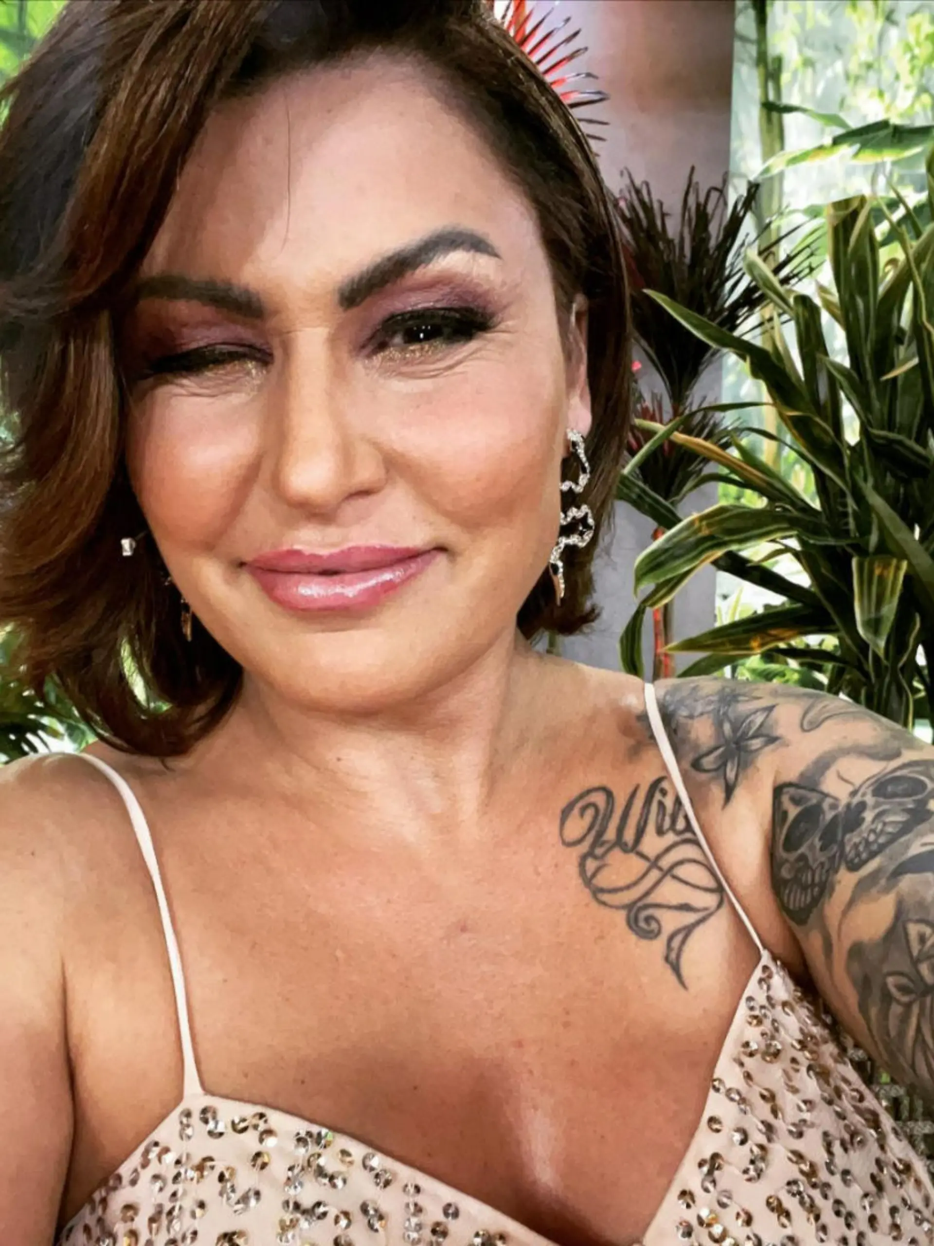 Selfie von Jasmin Herren, auf dem sie mit dunklen Haaren in die Kamera lächelt.