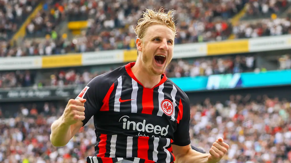 celebrate the goal, Torjubel zum 1:0 von Martin Hinteregger (Eintracht Frankfurt) mit David Abraham (Eintracht Frankfurt), Danny da Costa (Eintracht Frankfurt) - 18.08.2019: Eintracht Frankfurt vs. TSG 1899 Hoffenheim, Commerzbank Arena, 1. Spieltag Saison 2019/20 DISCLAIMER: DFL regulations prohibit any use of photographs as image sequences and/or quasi-video. *** celebrate the goal, Goal celebration to 1 0 by Martin Hinteregger Eintracht Frankfurt with David Abraham Eintracht Frankfurt , Danny da Costa Eintracht Frankfurt 18 08 2019 Eintracht Frankfurt vs TSG 1899 Hoffenheim, Commerzbank Arena, 1 matchday season 2019 20 DISCLAIMER DFL regulations prohibit any use of photographs as image sequences and or quasi video  