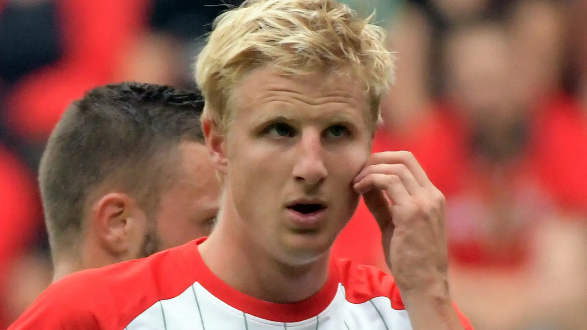 ARCHIV - 06.08.2017, Bayern, Augsburg: Fußball: Testspiele, FC Augsburg - PSV Eindhoven in der WWK- Arena. Augsburgs Martin Hinteregger fasst sich an das Gesicht. (zu dpa "Hintereggers Problem: «Image vom streikenden Profi Schwachsinn»") Foto: Stefan Puchner/dpa +++ dpa-Bildfunk +++