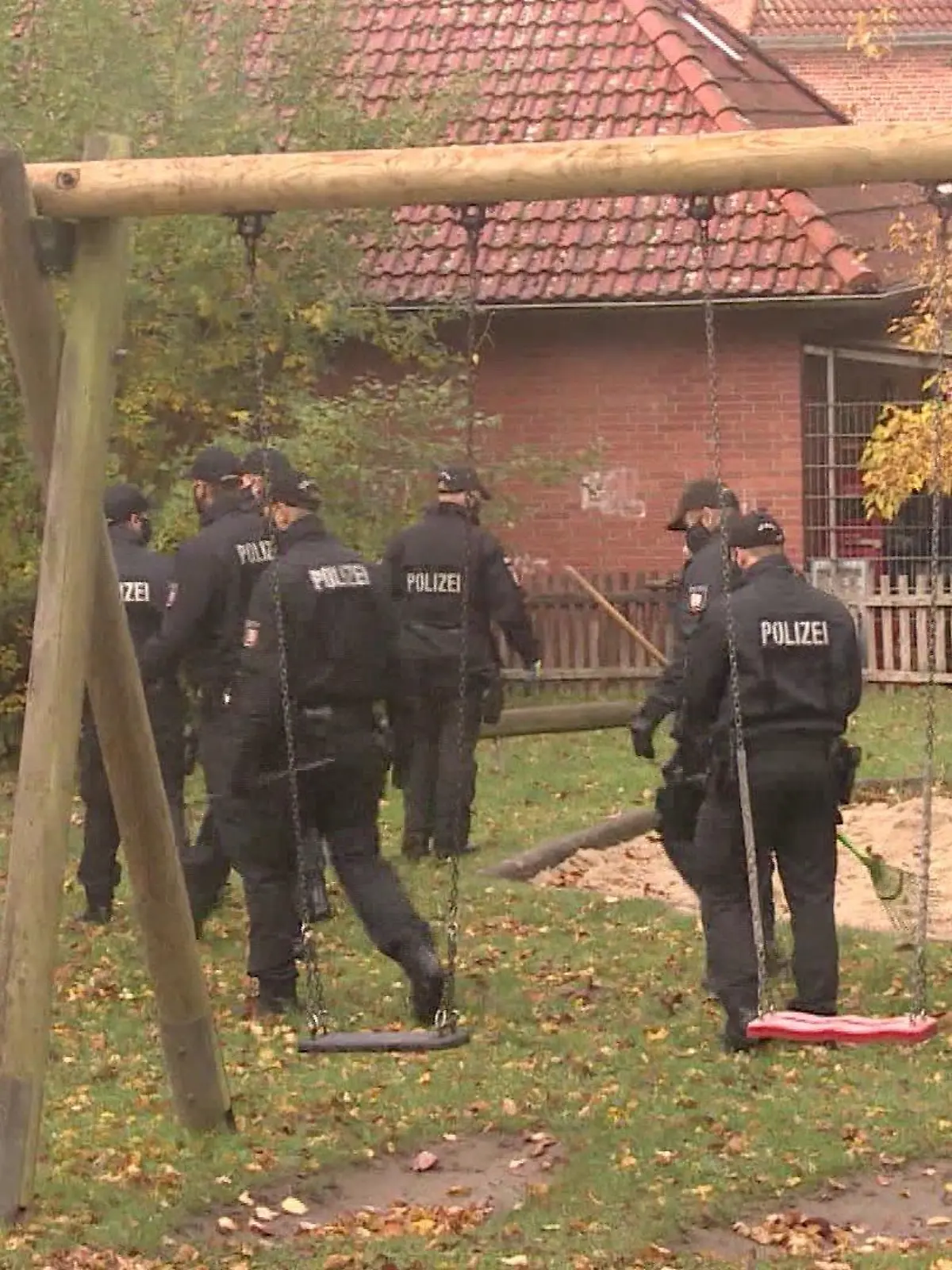 Polizisten durchsuchen im Oktober 2020 den Spielplatz in Grönwohld, wo der 22-jährige Mohammed C. erstochen wurde.