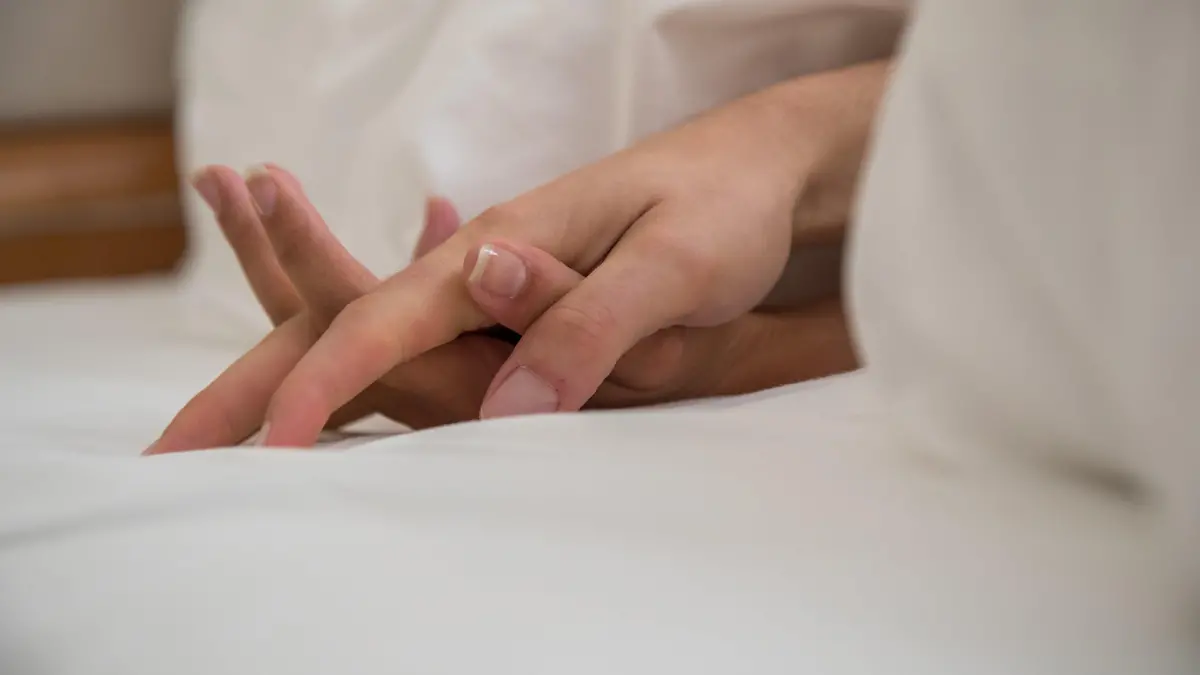 ARCHIV - 08.09.2017, Hamburg: Ein Mann und eine Frau liegen in einem Bett (gestellte Szene). (Illustration zu dpa-Korr «Liebesleben in der Pandemie - mehr Sex, mehr Babys?») Foto: Christin Klose/dpa-tmn/dpa +++ dpa-Bildfunk +++