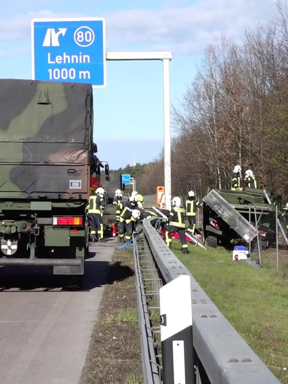Die Kolonne sei von einem Lastwagen überholt worden.