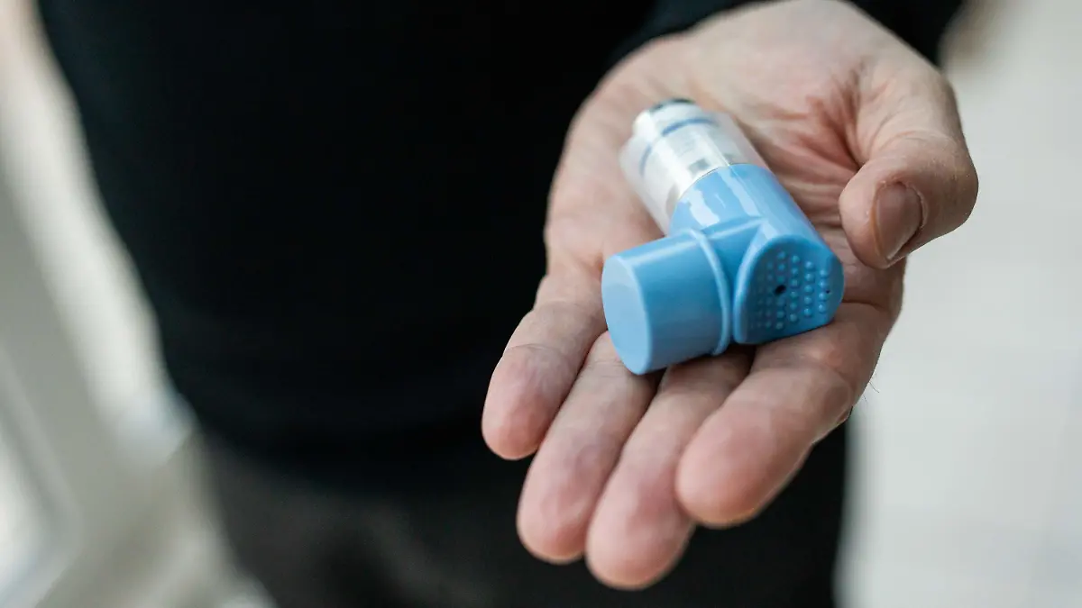 ARCHIV - 07.11.2020, Baden-Württemberg, Sulzburg: Ein Asthmatiker hält einen Asthmaspray in der Hand. Experten beurteilen die Ergebnisse einer aktuellen Studie zur Einnahme eines Asthma-Sprays bei Covid-19 als vielversprechend. (zu dpa «Experten: Dringend auf Studie zu Asthma-Medikament aufbauen») Foto: Philipp von Ditfurth/dpa +++ dpa-Bildfunk +++