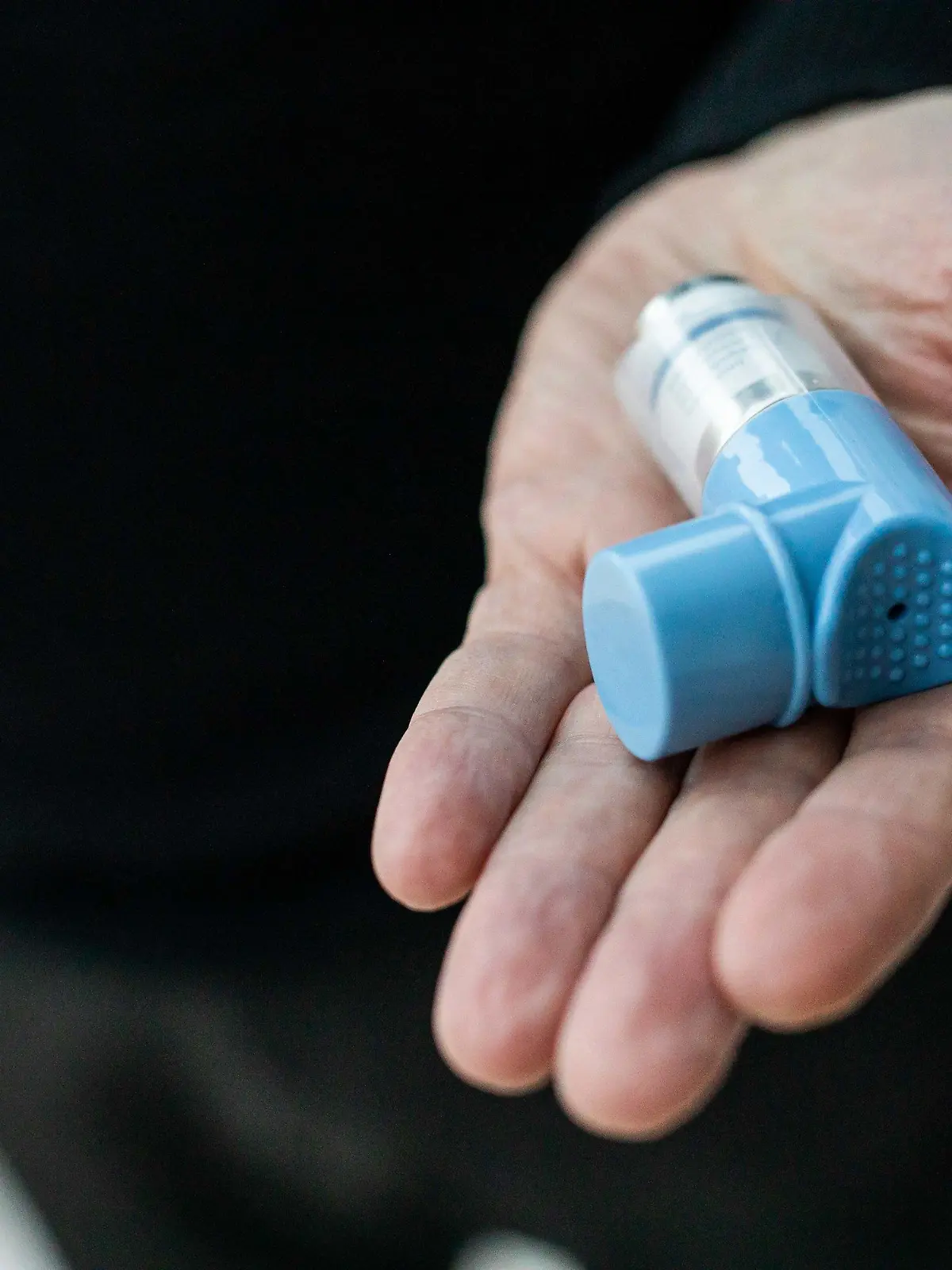 ARCHIV - 07.11.2020, Baden-Württemberg, Sulzburg: Ein Asthmatiker hält einen Asthmaspray in der Hand. Experten beurteilen die Ergebnisse einer aktuellen Studie zur Einnahme eines Asthma-Sprays bei Covid-19 als vielversprechend. (zu dpa «Experten: Dringend auf Studie zu Asthma-Medikament aufbauen») Foto: Philipp von Ditfurth/dpa +++ dpa-Bildfunk +++