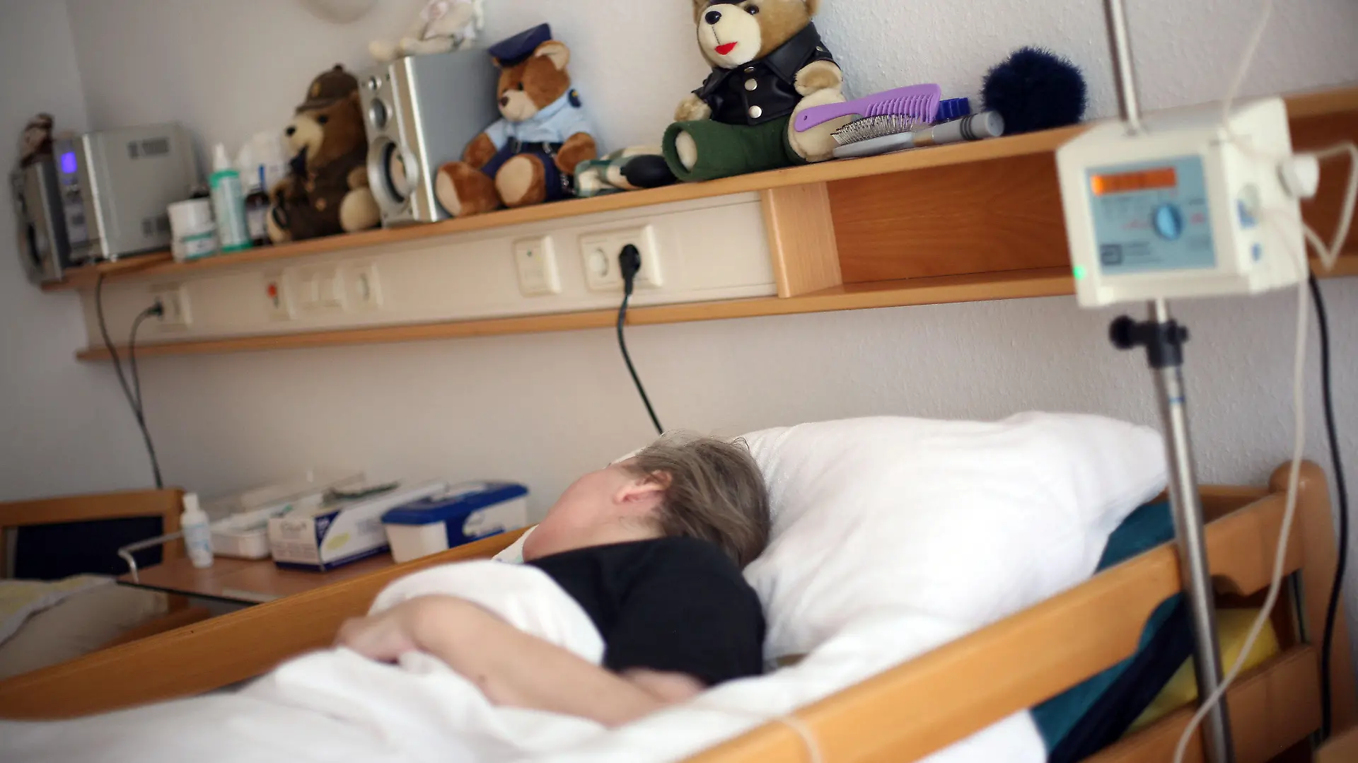 ARCHIV - Eine Wachkomapatientin liegt im Alten-und Pflegeheim der Diakonie in Düsseldorf in ihrem Bett (Foto vom 13.11.2007). Foto: Oliver Berg/dpa (zu dpa "Ärztliche Sterbehilfe für Todkranke in Südwest-CDU umstritten  " vom 18.10.2014) +++(c) dpa - Bildfunk+++