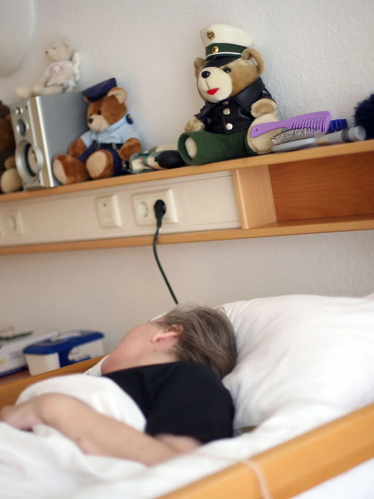 ARCHIV - Eine Wachkomapatientin liegt im Alten-und Pflegeheim der Diakonie in Düsseldorf in ihrem Bett (Foto vom 13.11.2007). Foto: Oliver Berg/dpa (zu dpa "Ärztliche Sterbehilfe für Todkranke in Südwest-CDU umstritten  " vom 18.10.2014) +++(c) dpa - Bildfunk+++