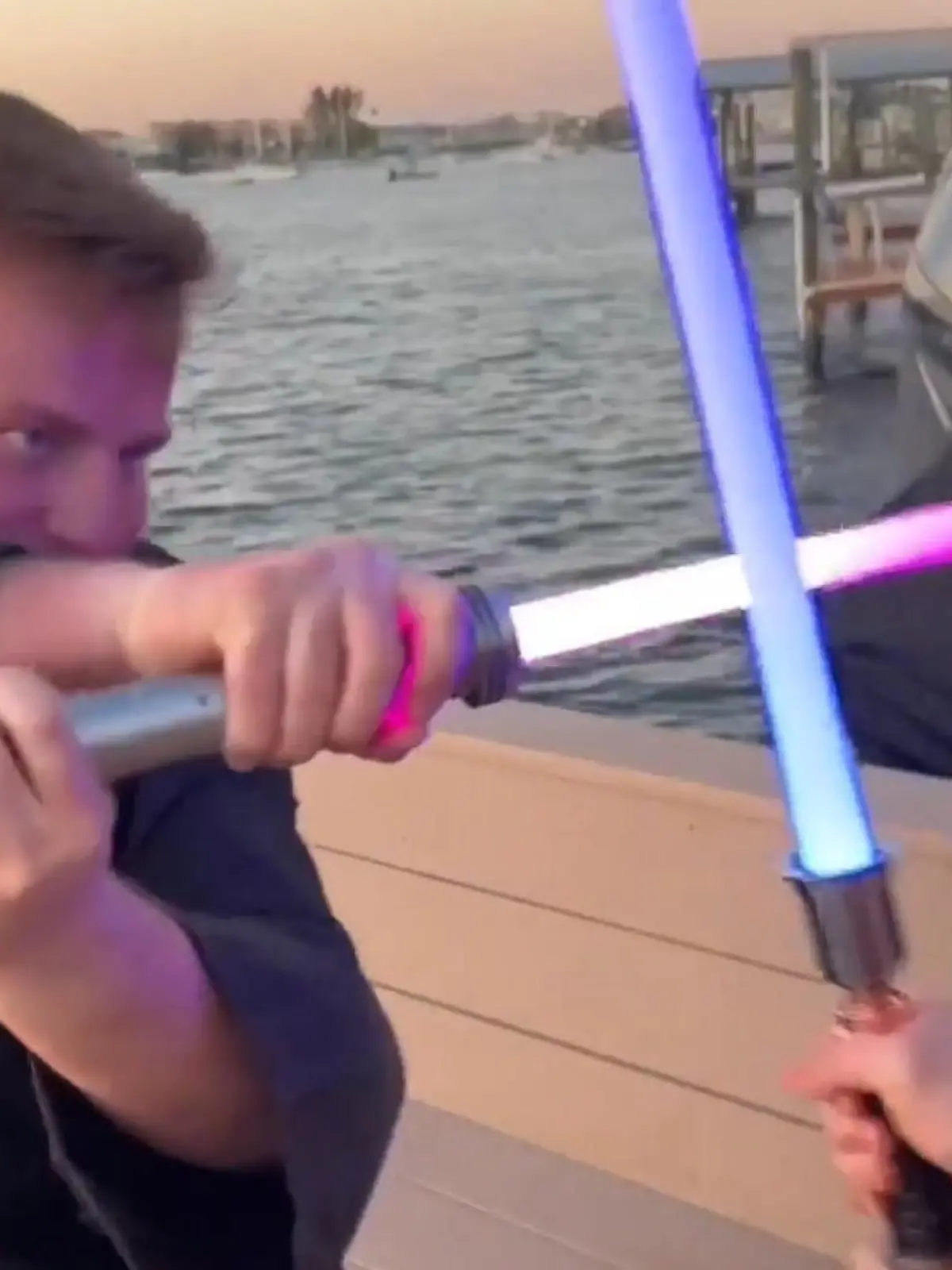 Bild zu: "Papa offenbart süße Baby-Überraschung – wie bei Star Wars!"