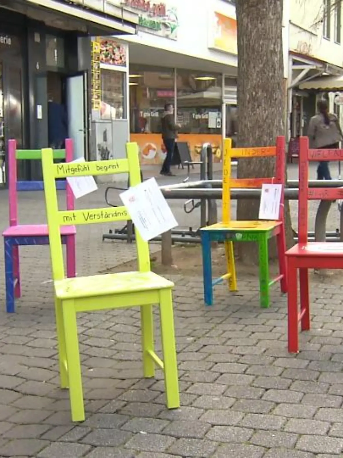 In der Wetzlarer Innenstadt stehen sie „bunt“ verteilt: um die 80 farbenfrohe Stühle mit Aufschriften wie „Vielfalt leben“, „Frieden“ und „Steht auf gegen Hass“. „Rassismus ist ein Thema hier in der Stadt. Alltagsrassismus begegnet uns überall und es wäre schön, wenn wir einfach ein positives Signal setzen“, so die Initiatorin Karin Buchner vom Freiwilligenzentrum Mittelhessen. Viele Ladenbesitzer in Wetzlar haben sich der Aktion angeschlossen und eine Stuhl-Patenschaft übernommen.