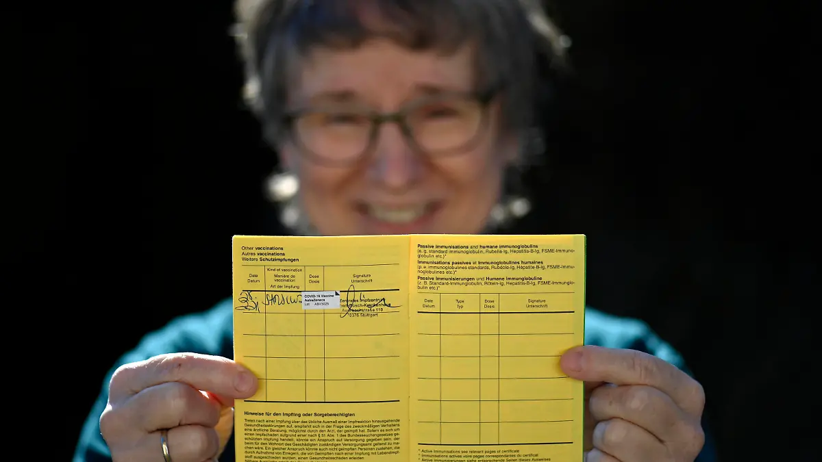 Frau zeigt stolz ihnen Impfpass nach erfolgter Impfung mit AstraZeneca gegen Covid-19, Sars-CoV-2, Corona-Krise, Stuttgart, Baden-Württemberg, Deutschland Coronavirus Impfstoff *** Woman proudly showing her vaccination card after being vaccinated with AstraZeneca against Covid 19, Sars CoV 2, Corona Crisis, Stuttgart, Baden Württemberg, Germany Coronavirus Vaccine