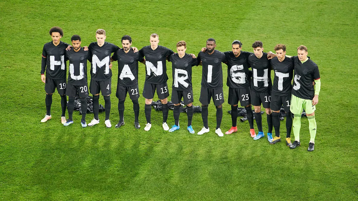 Sport Themen der Woche KW12 Team photo for Human Rights, Menschenrechte in the match GERMANY - ICELAND Deutschland - ISLAND Qualification for World Championships, WM Quali, Season 2020/2021, March 25, 2021 in Duisburg, Germany.